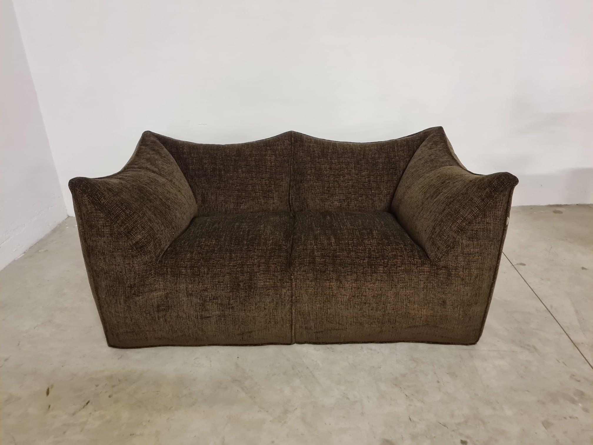 Sofa from the Le Bambole series by Mario Bellini for B&B.

Iconic sofa from the Le Bambole series.

The series was created in 1972 designed by designer Mario Bellini for C&B.

It was a revolutionary series of upholstered furniture for the time,