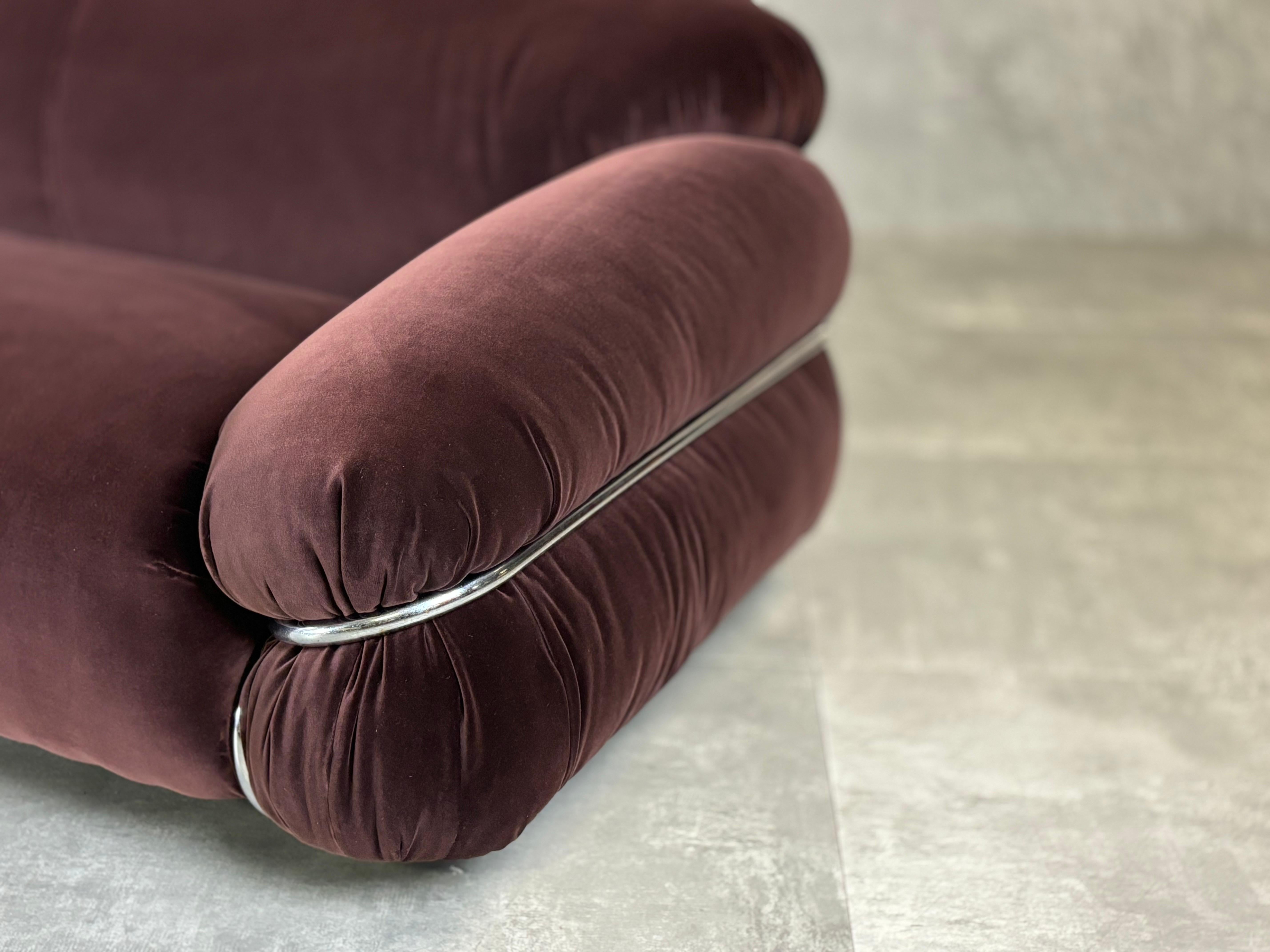 Divano “Sesann” di Gianfranco Frattini per Cassina, edizione originale anni ‘70. Nuovamente rivestito in velluto. Etichetta di manifattura alla base.