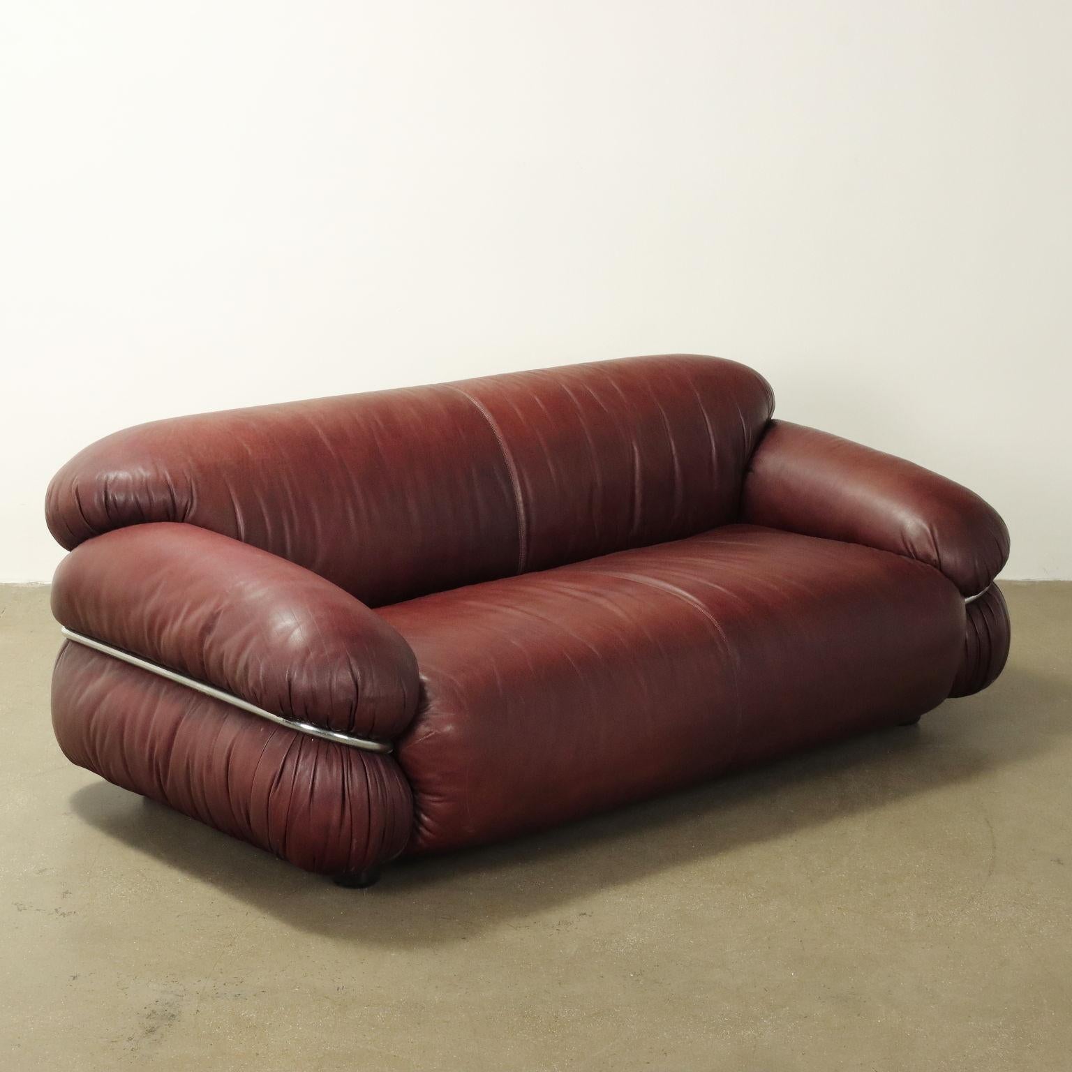 Ikonisches Sofa von Gianfranco Frattini mit Schaumstoffpolsterung und feinem Originallederbezug, verchromte Metallrohre. 