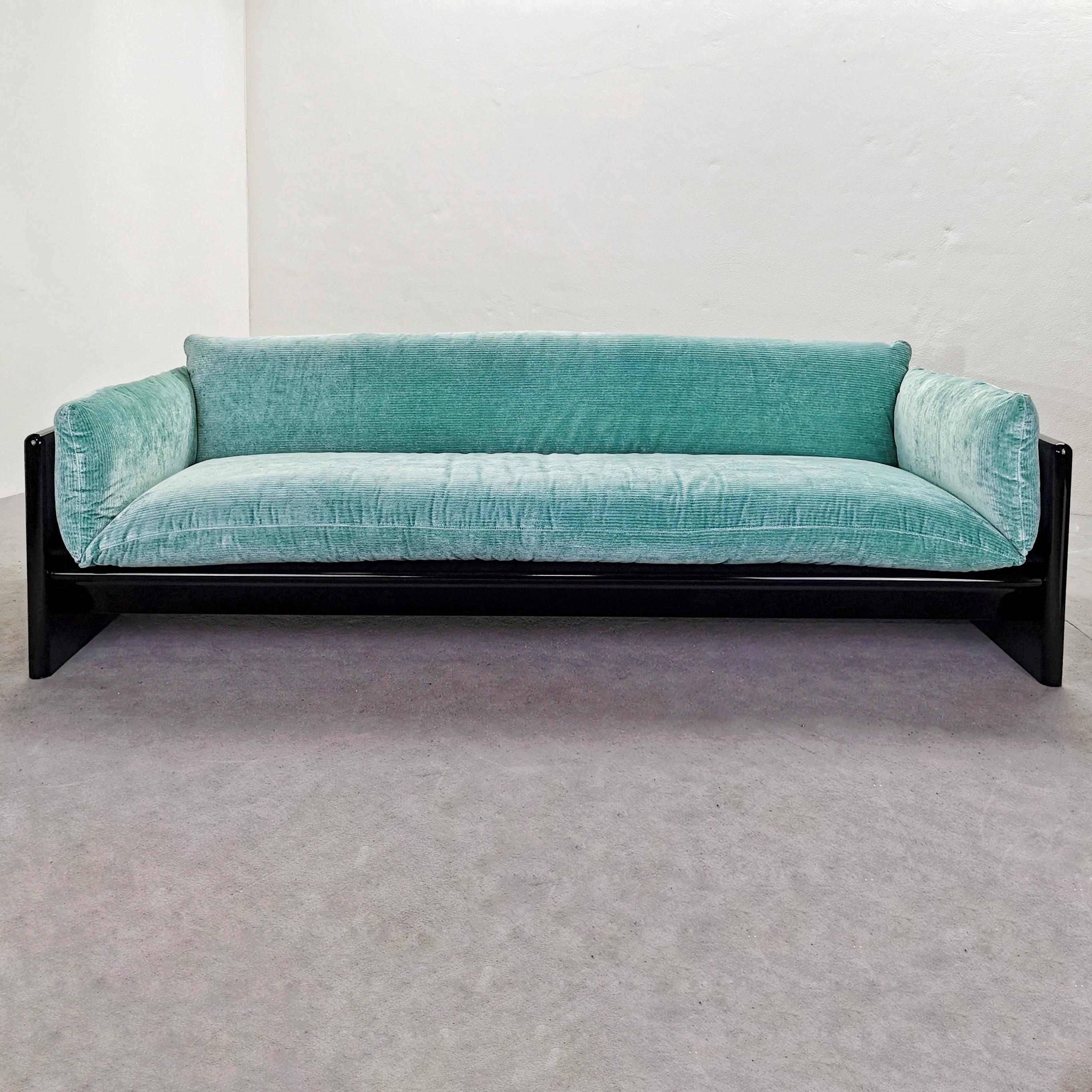 Elegantes Sofa 'Simone', entworfen von Dino Gavina für Studio Simon in den 1970er Jahren.
Die Struktur aus glänzend schwarz lackiertem Holz erlaubt es, ihn in der Mitte des Raumes mit einer sehr eleganten Rückseite zu positionieren 
die Kissen sind