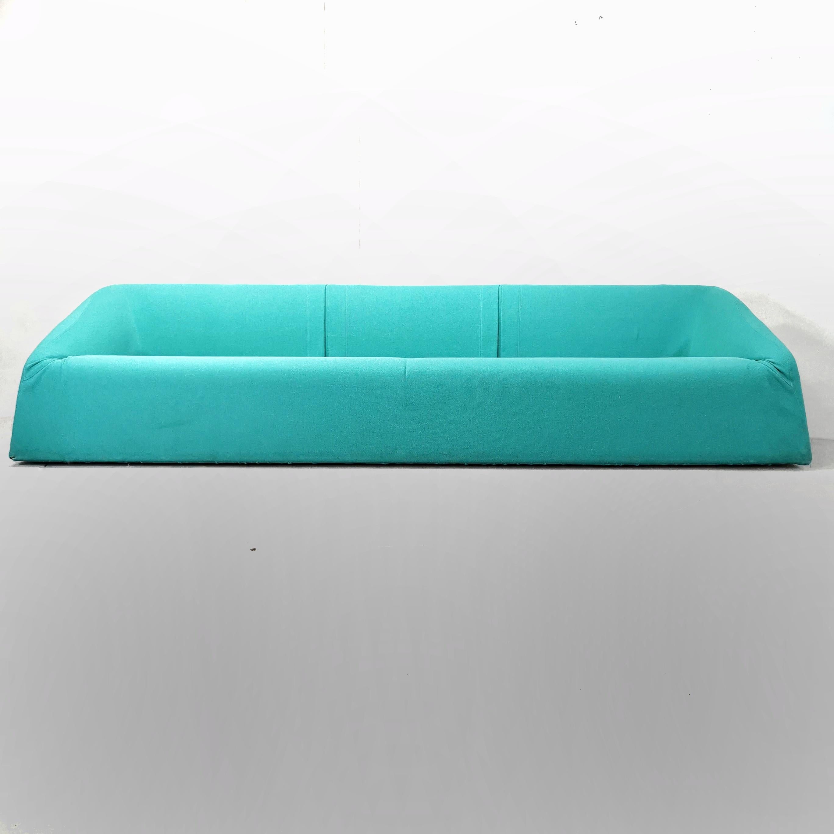 Divano Siviglia è stato disegnato da Kazuhide Takahama per Studio Simon nel 1976. Il divano è realizzato con imbottitura in espanso sagomato e il rivestimento in tessuto sfoderabile, è fissato alla struttura per mezzo di velcro. Il Divano si