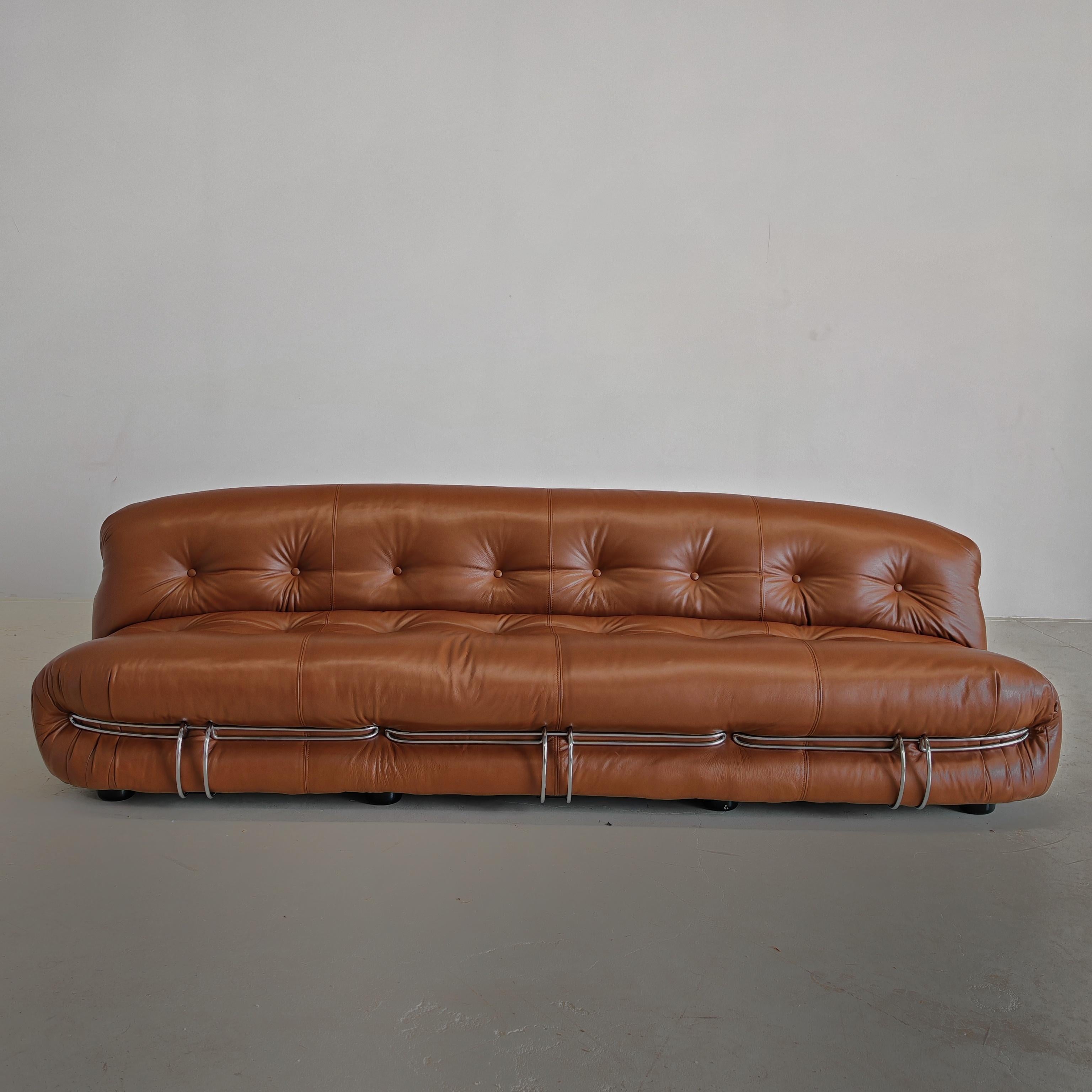 canapé emblématique conçu par Afra et Tobia Scarpa pour Cassina à la fin des années 1960.
cette version date des années 1970.
nous avons effectué une restauration complète confiée à des artisans spécialisés dans le mobilier design.
le revêtement est