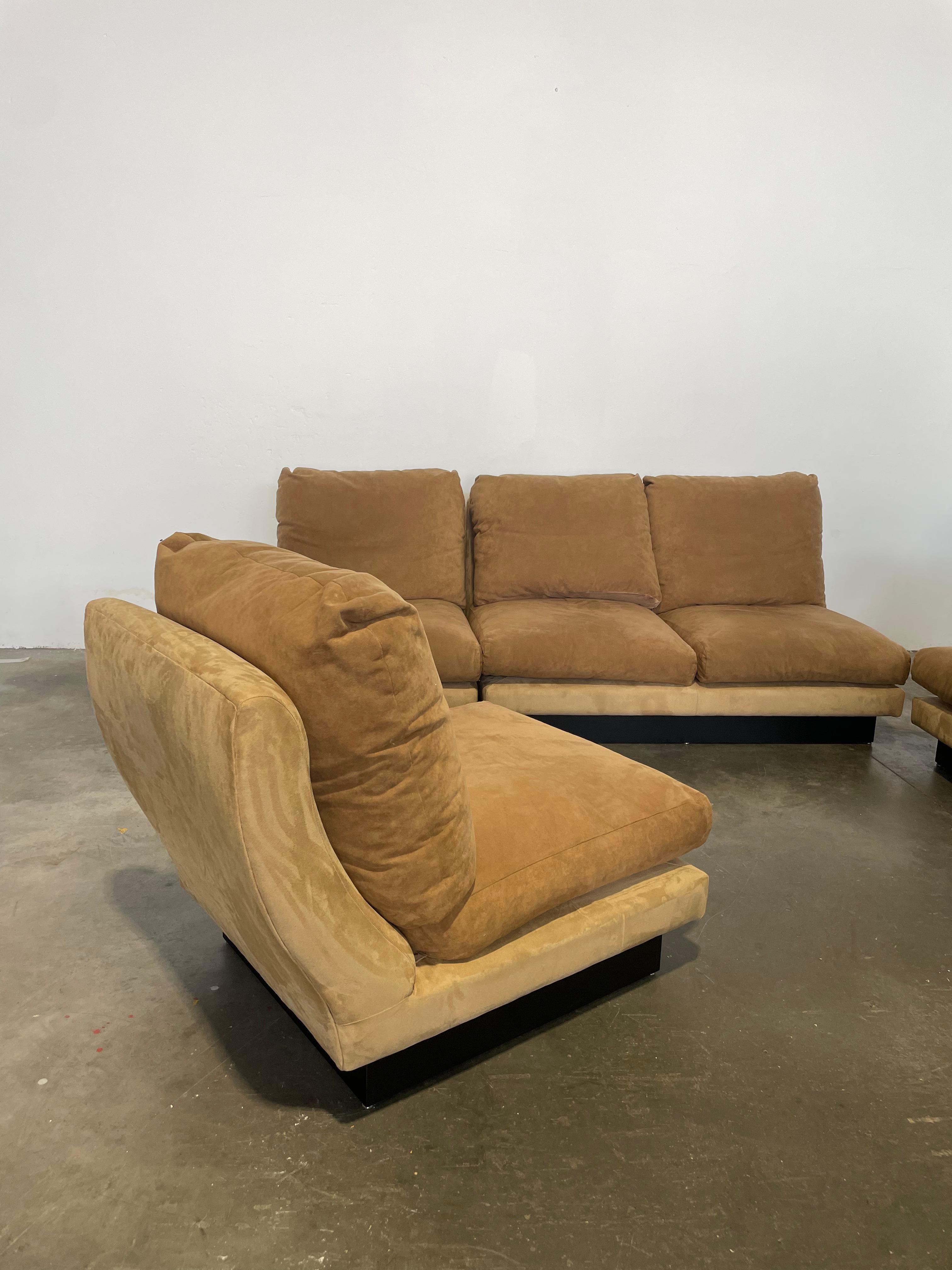 Prodotta dall’Atelier Willy Rizzo, questa composizione modulare incarna lo stile sofisticato e glamour tipico del designer italiano, noto per i suoi arredi che fondono linee pulite con materiali nobili.Ogni modulo è stato restaurato con cura per