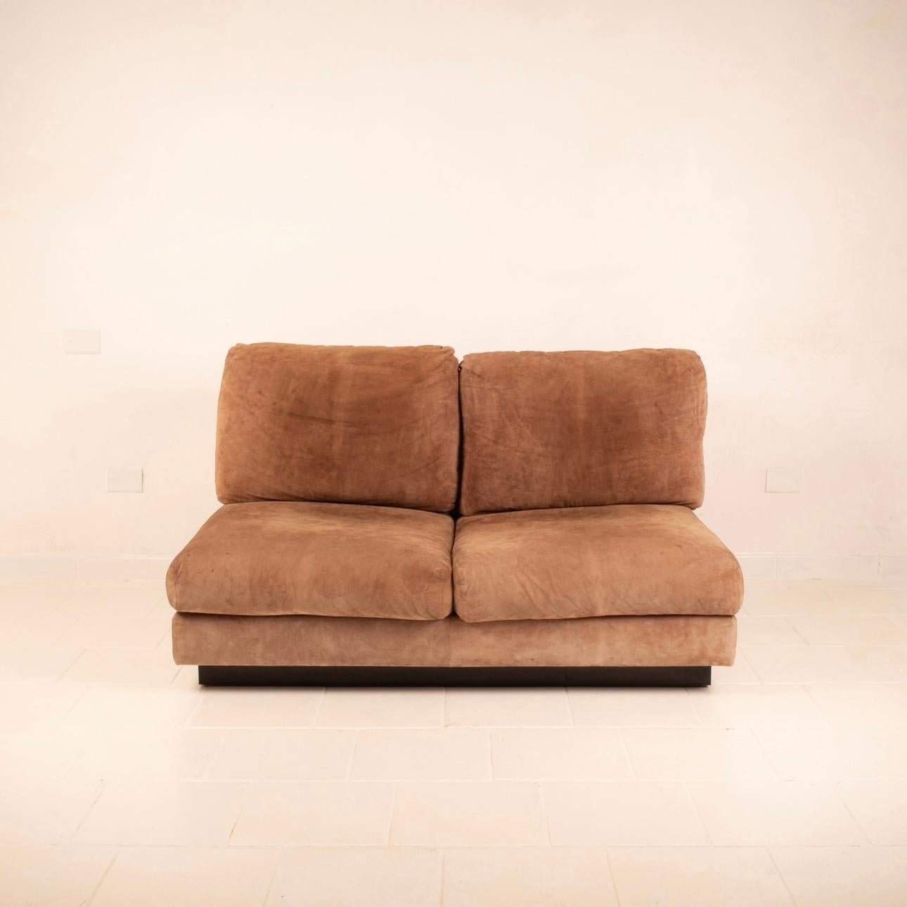 Extraordinary Super C sofa, a design icon of the 1970s designed by Willy Rizzo and produced by the prestigious house of the same name.
An incredible piece testimony to an era characterized by luxury and affluence. This sofa differs from others