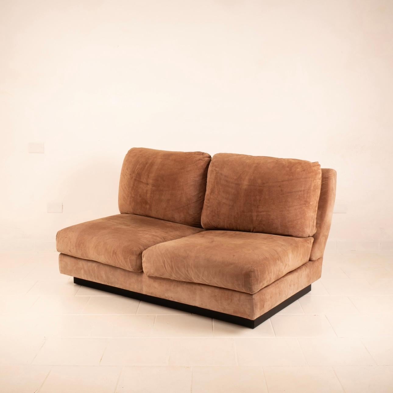 Extraordinary Super C sofa, a design icon of the 1970s designed by Willy Rizzo and produced by the prestigious house of the same name.
An incredible piece testimony to an era characterized by luxury and affluence. This sofa differs from others