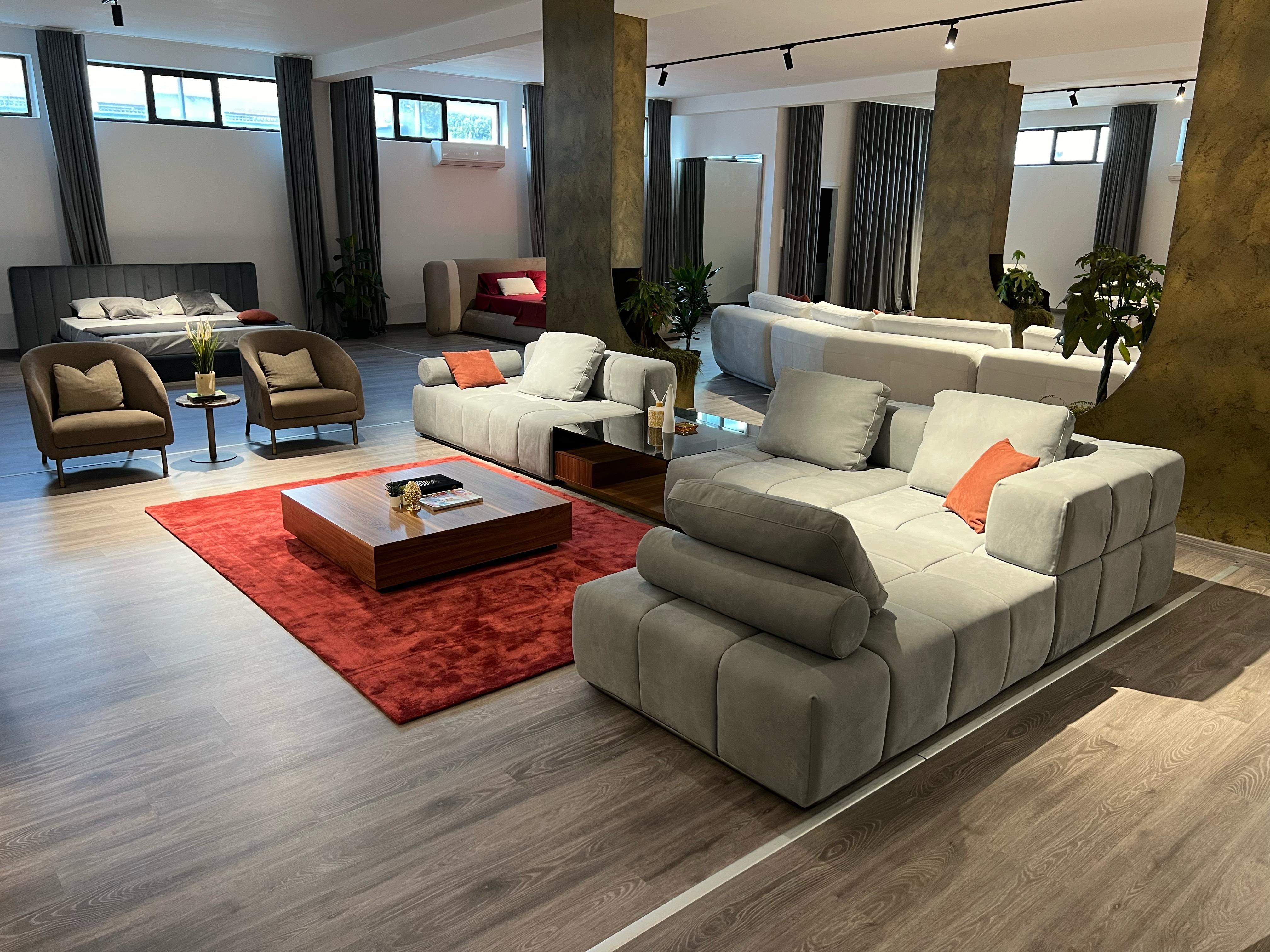 Dieses unendlich modulare Sofa bietet Ihnen die Möglichkeit, seine Zusammensetzung nach Ihrem Geschmack zu verändern. Als würde man mit einem Lego spielen. Das petrolfarbene Nubukledersofa ist genau der richtige Hauch von Eleganz für Ihr Wohnzimmer.