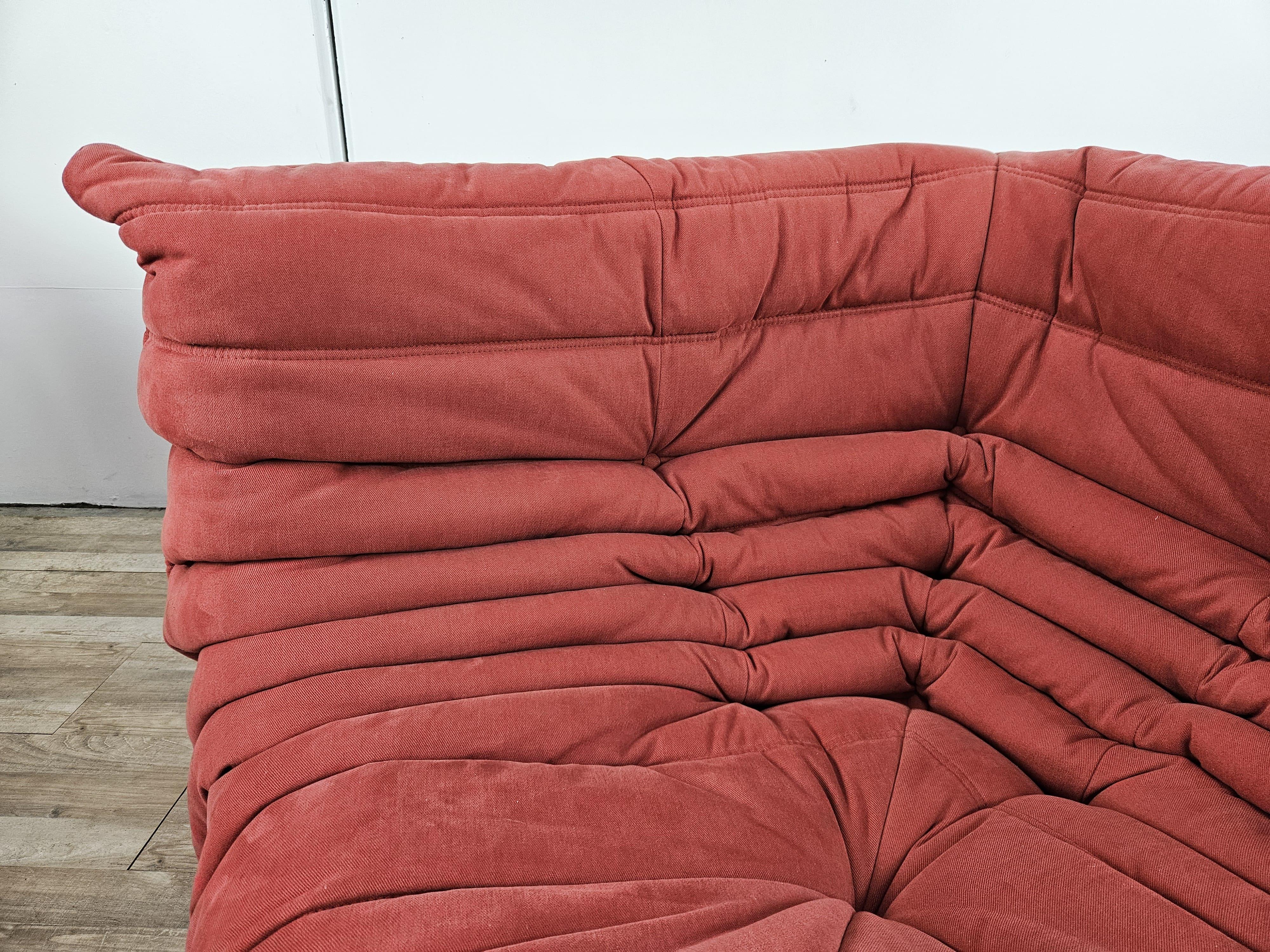 Fabric Divano Togo componibile di Michel Ducaroy per Ligne Roset in tessuto rosso