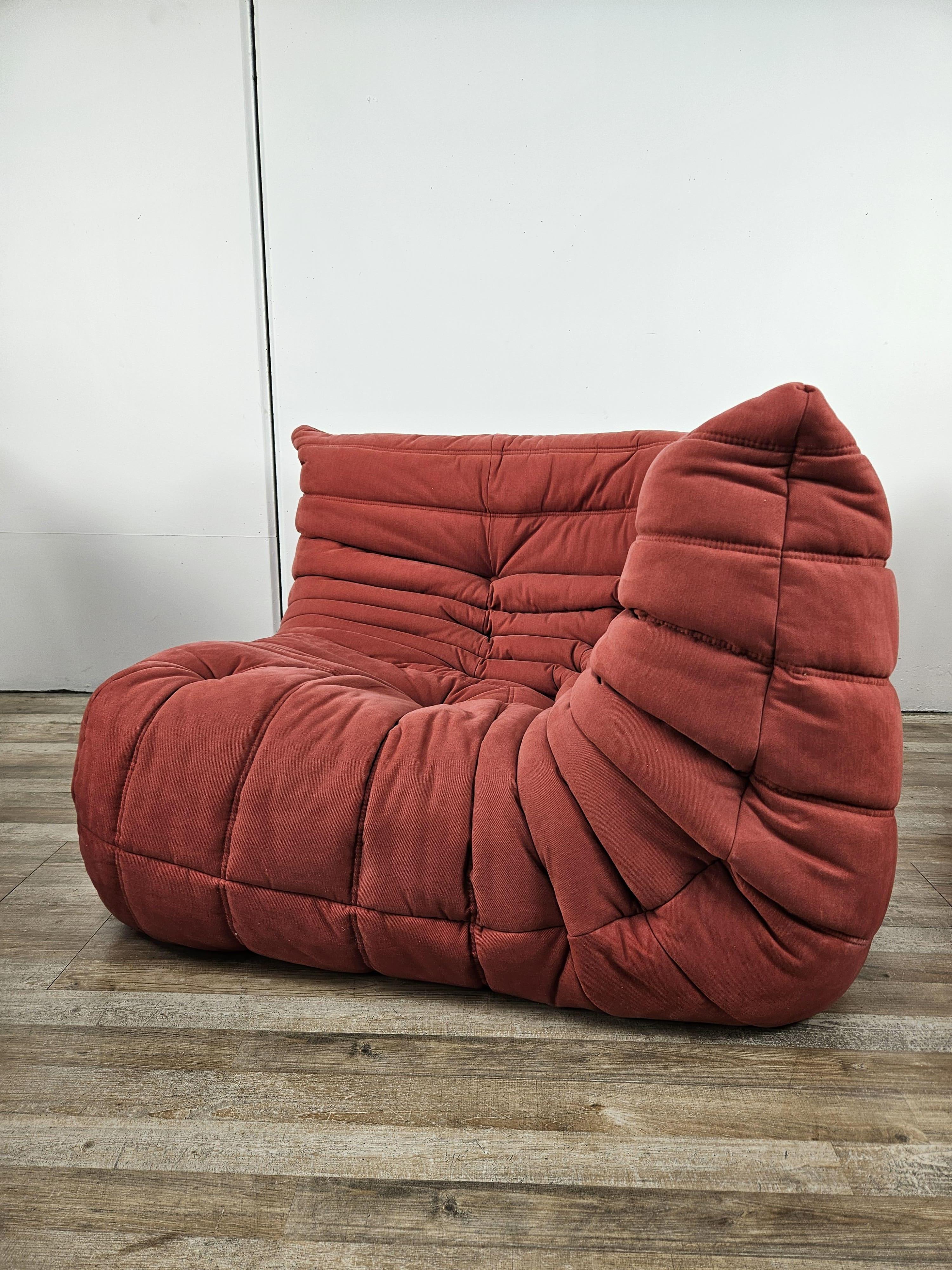 Divano Togo componibile di Michel Ducaroy per Ligne Roset in tessuto rosso 2