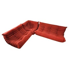 Divano Togo componibile di Michel Ducaroy per Ligne Roset in tessuto rosso
