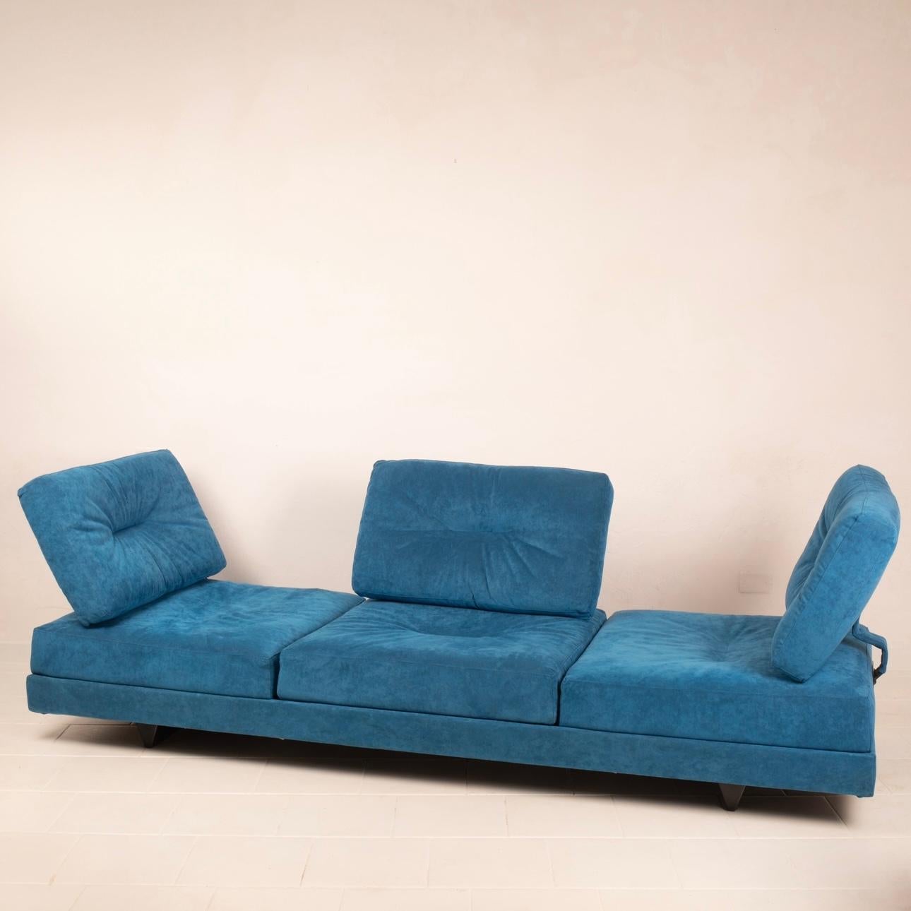 Stupendo divano tre posti modello Editor disegnato da Mauro Lipparini per Da a Italia.
Il divano è un sistema mobile e posizionabile a piacimento, in quanto i cuscini e le sedute si possono mettere in qualsiasi direzione, realizzato in alcantara
