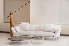 Divano VICINO in tessuto bianco, con piedini in metallo. By Legame Italia