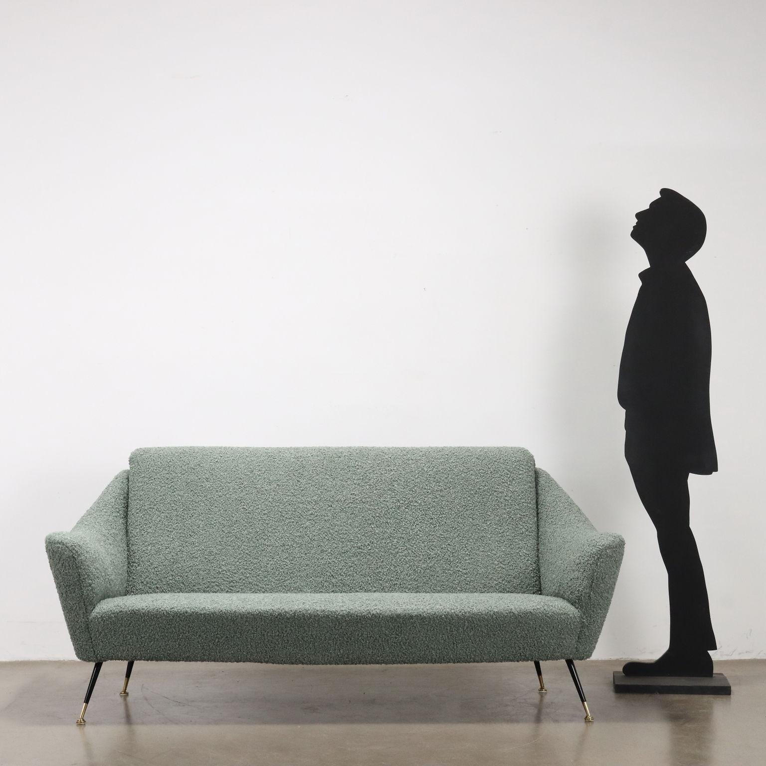 Sofa, gepolstert mit Schaumstoff, bezogen mit Bouclè-Stoff in Grüntönen, emaillierte Metallbeine mit Messingspitzen. Vollständig erneuerte Polsterung und Bezug.