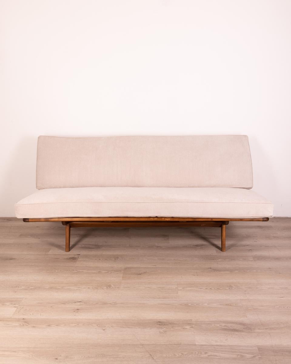 Vintage 1960s Teakholz und graues Stoffsofa Dänisches Design (Danish) im Angebot