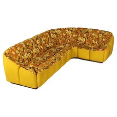 Vintage-Sofa aus den 70ern, ockergelber und geblümter Stoff
