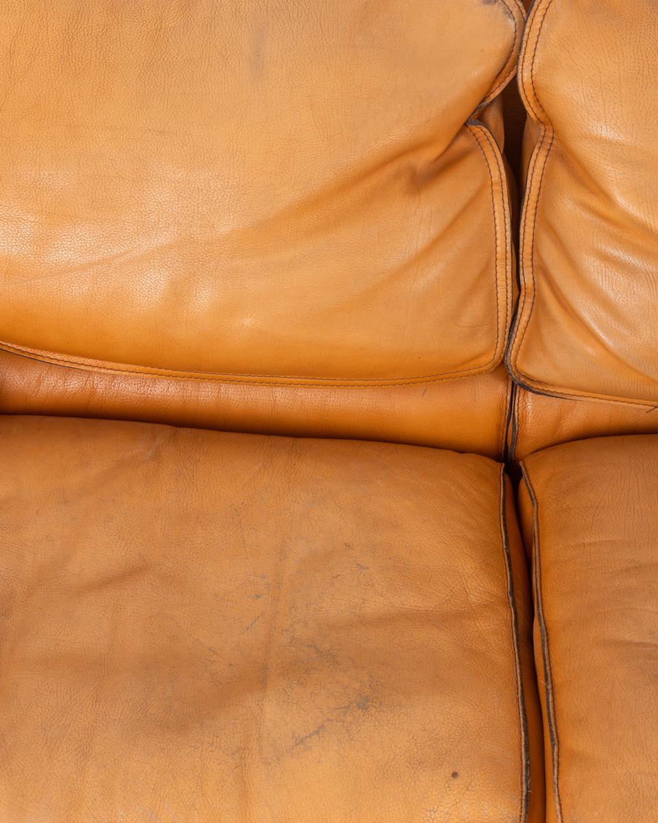 Italian Vintage 70s beige leather sofa designed by Ferruccio Brunati For Sale