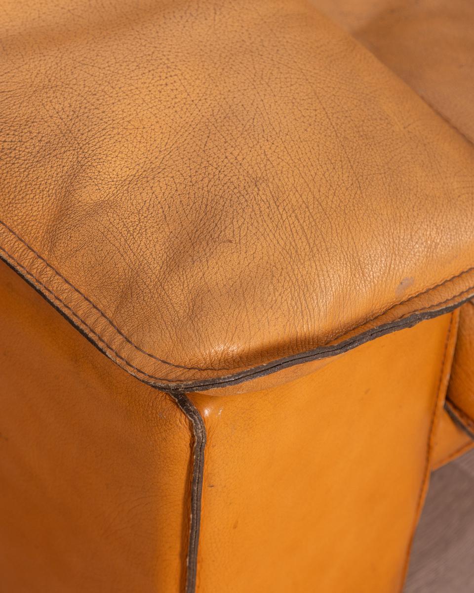 Vintage 70s beige leather sofa designed by Ferruccio Brunati In Good Condition For Sale In None, IT