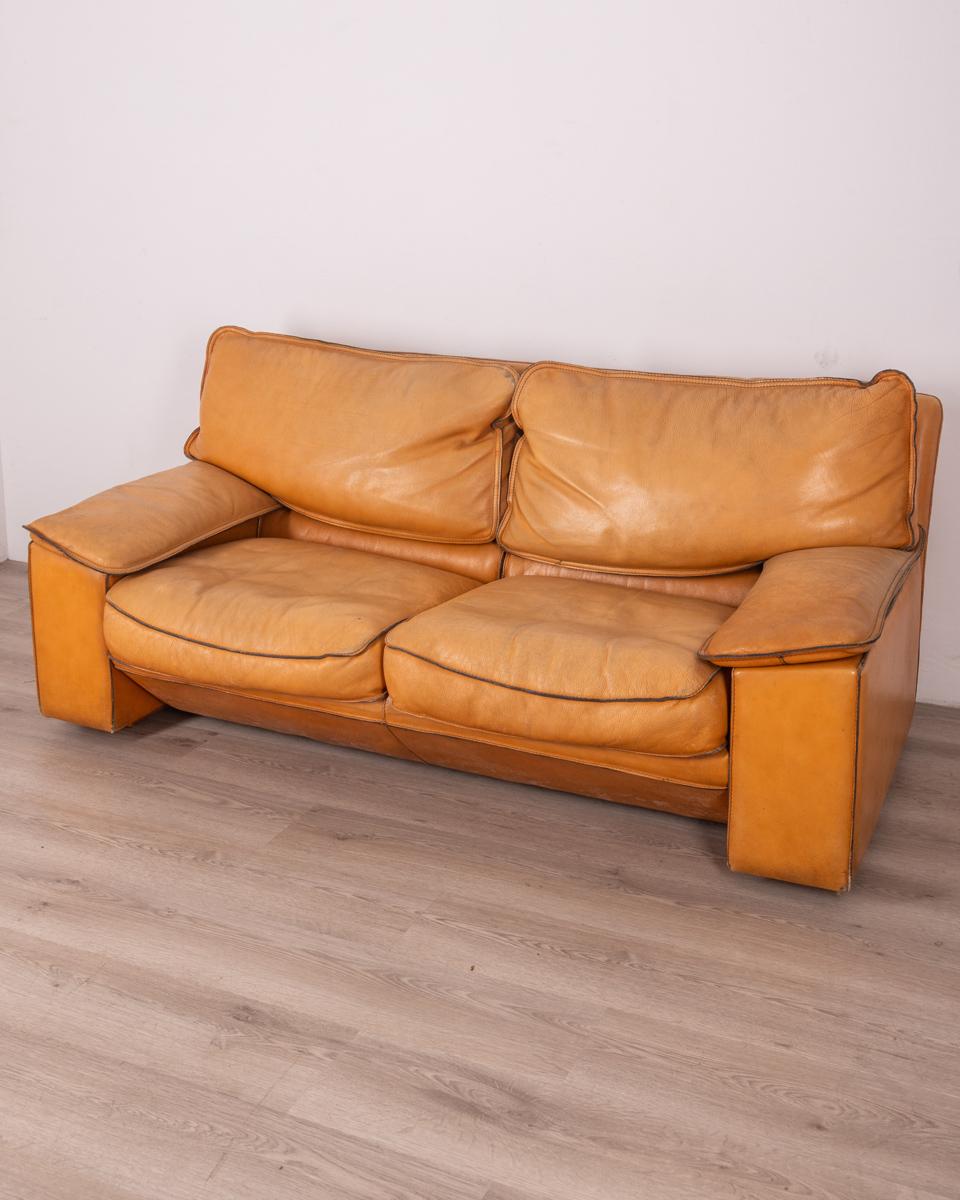Vintage 70s beige leather sofa designed by Ferruccio Brunati For Sale 2