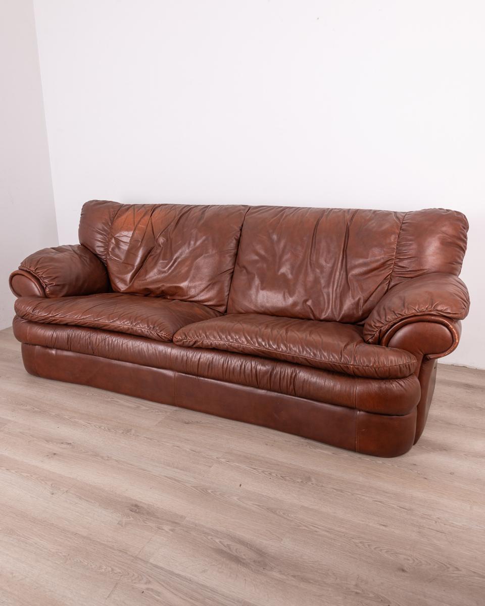 Vintage 70s brown genuine leather sofa Italian design In Good Condition For Sale In None, IT