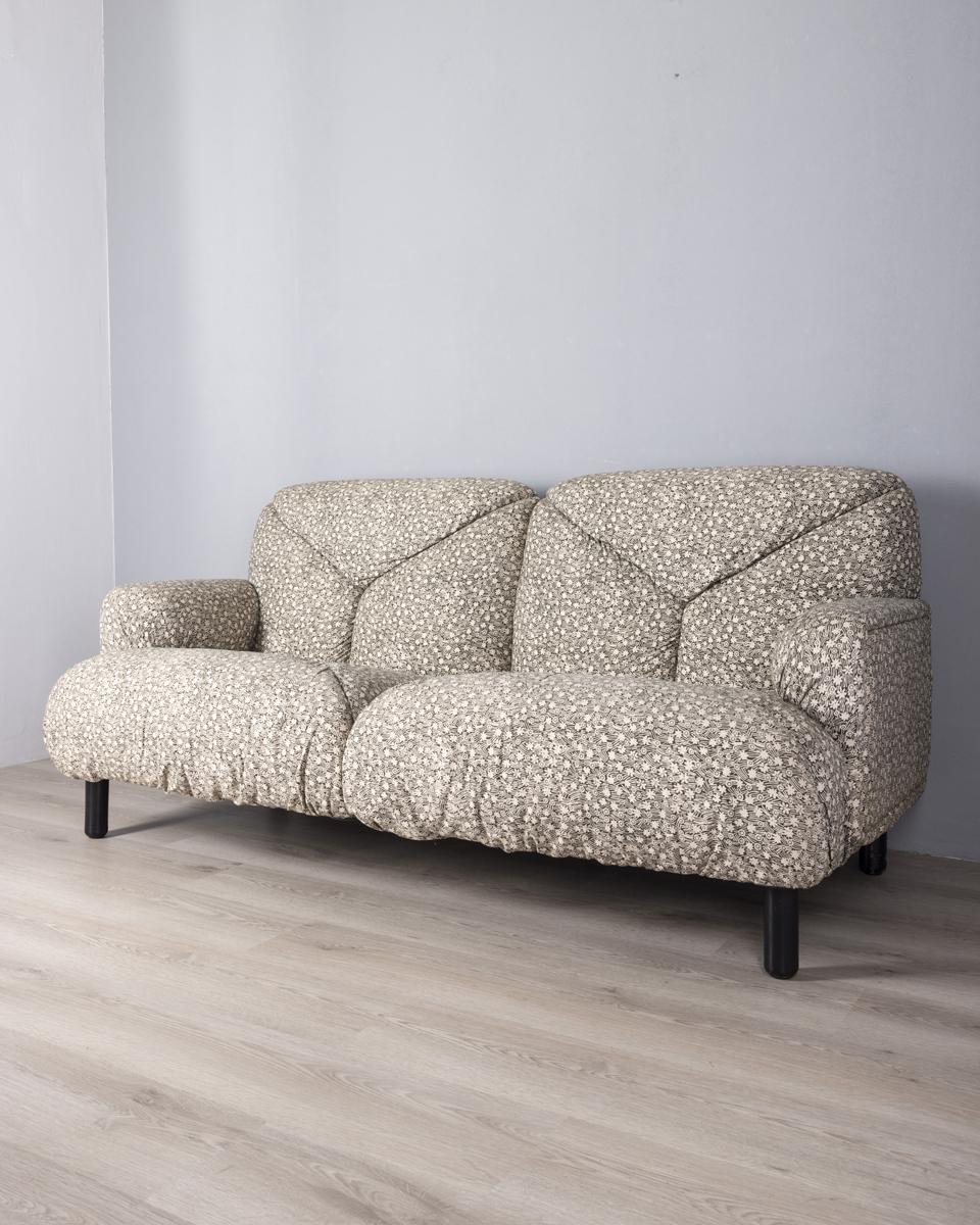 Divano a due posti con gambe in legno nero e rivestimento in tessuto, modello 