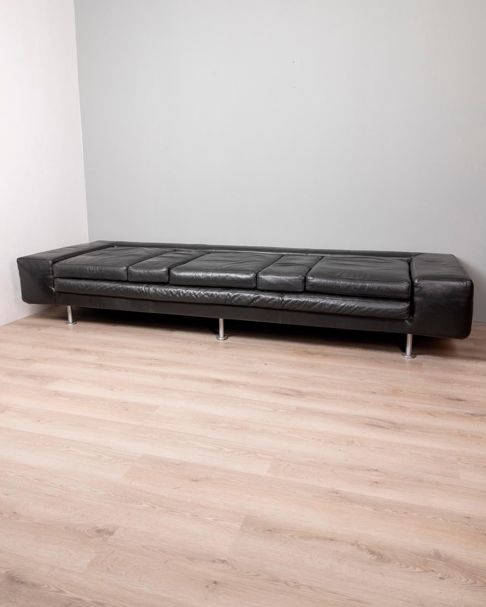 Grande divano con gambe in metallo cromato, seduta e rivestimento in vera pelle nera. Gli schienali sono rimovibili e modificabili di posizione. Modello 