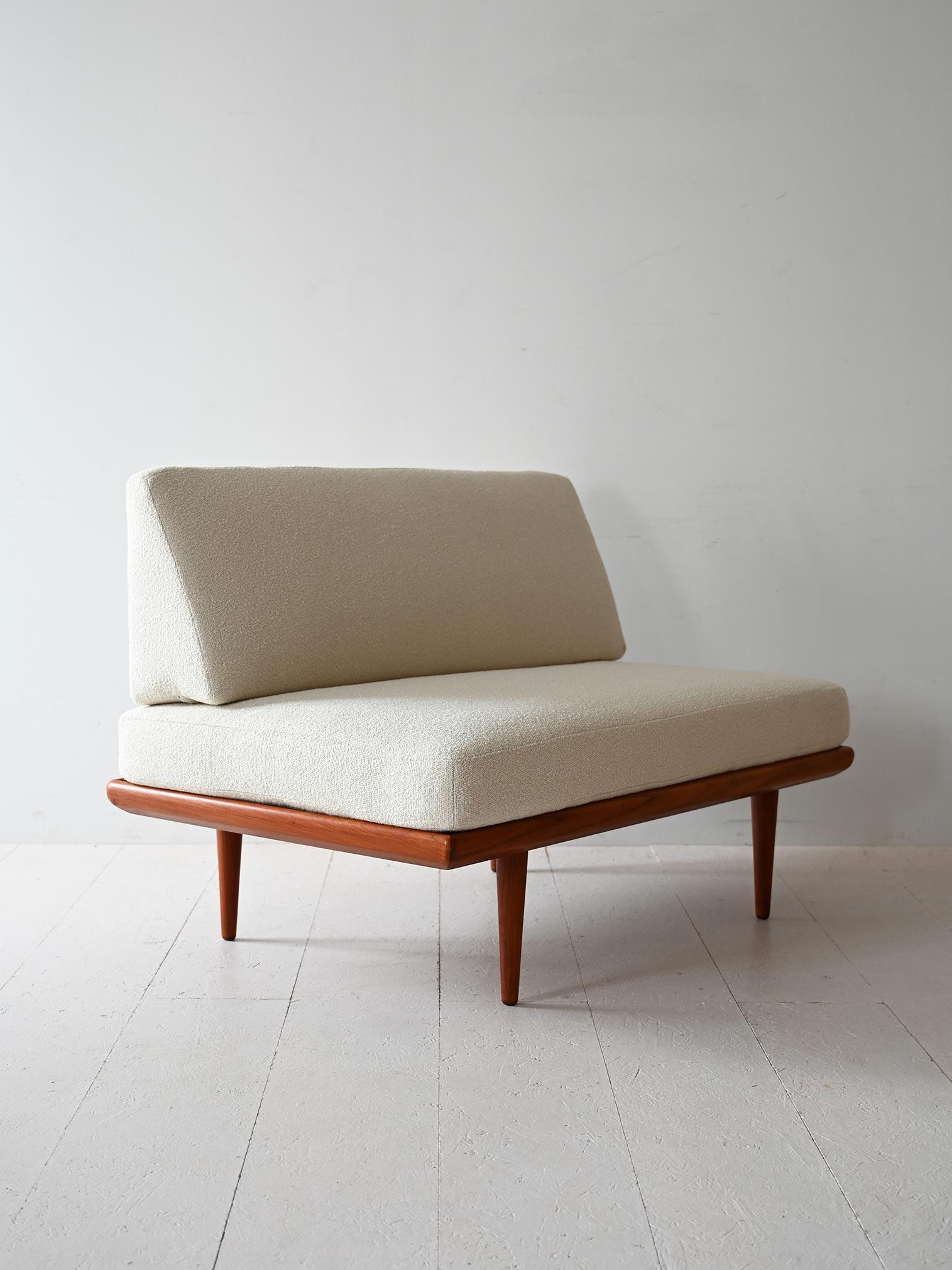 Canapé danois des années 1960 avec structure en teck et tapisserie rénovée. Design essentiel avec dossier inclinable et pieds effilés.

Canapé vintage danois Minerva conçu dans les années 1960 par Peter Hvidt & Orla Mølgaard-Nielsen. Le cadre en