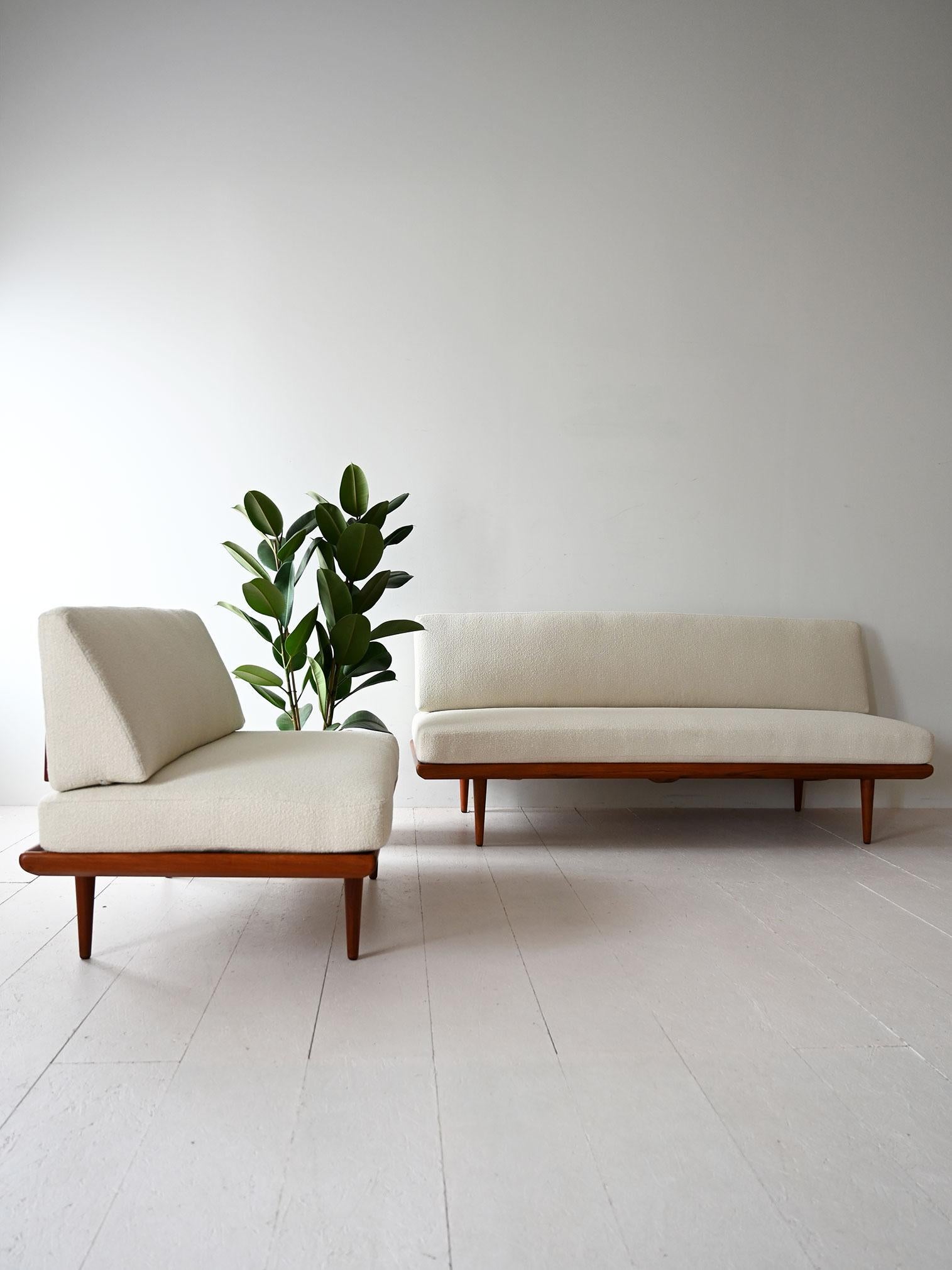 Dänisches Sofa aus den 1960er Jahren mit Teakholzrahmen und aufgearbeiteten Polstern. Essentielles Design mit verstellbarer Rückenlehne und konisch zulaufenden Beinen.

Dänisches Vintage-Sofa Minerva, entworfen in den 1960er Jahren von Peter Hvidt &