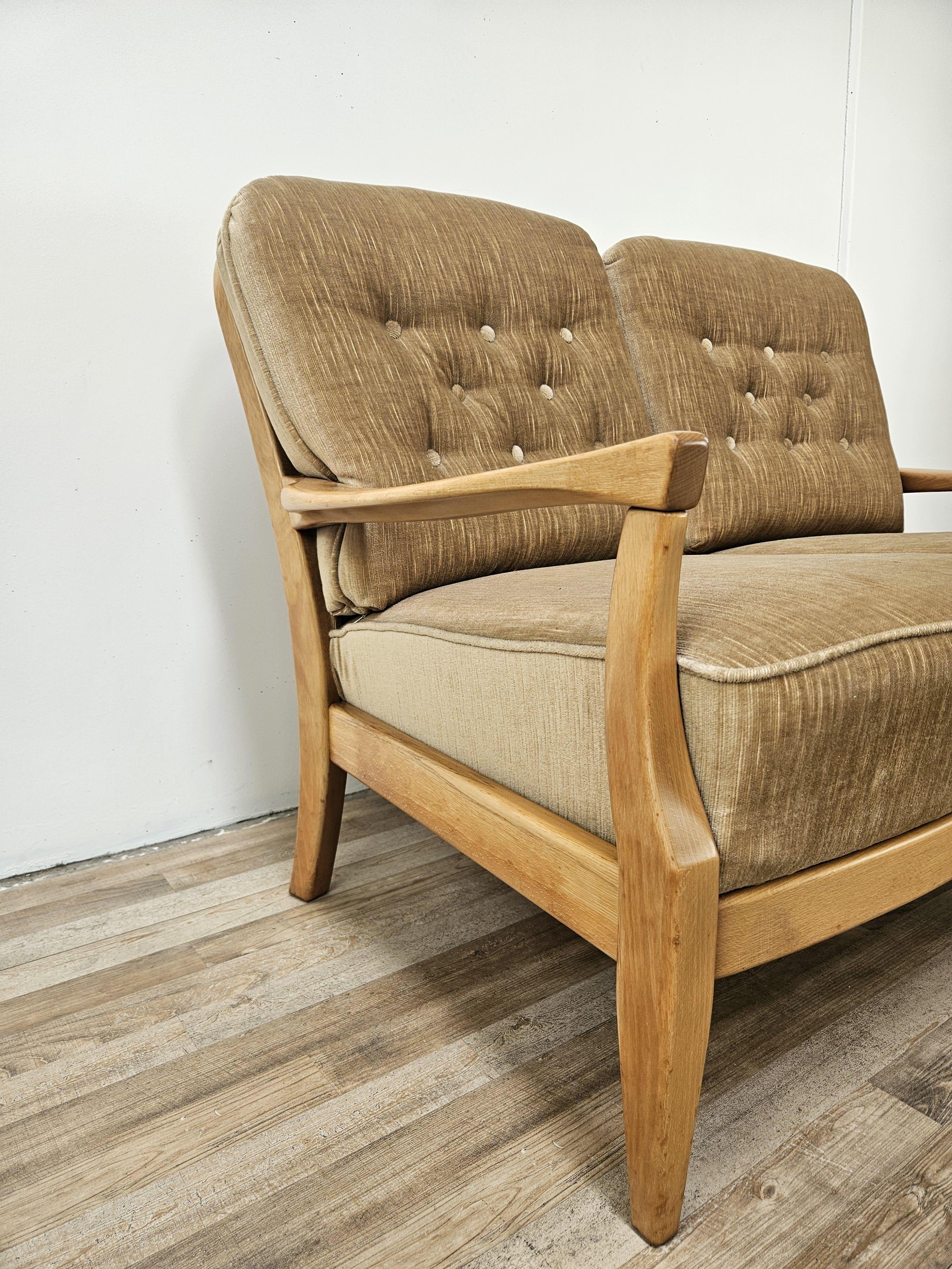 Divano vintage anni '70 in legno di faggio e cuscini imbottiti in tessuto abbinato.

Molto elegante e lineare, dal design moderno e dalle proporzioni compatte che lo rendono posizionabile in soggiorni, ingressi o in sale d'attesa.

Normali segni