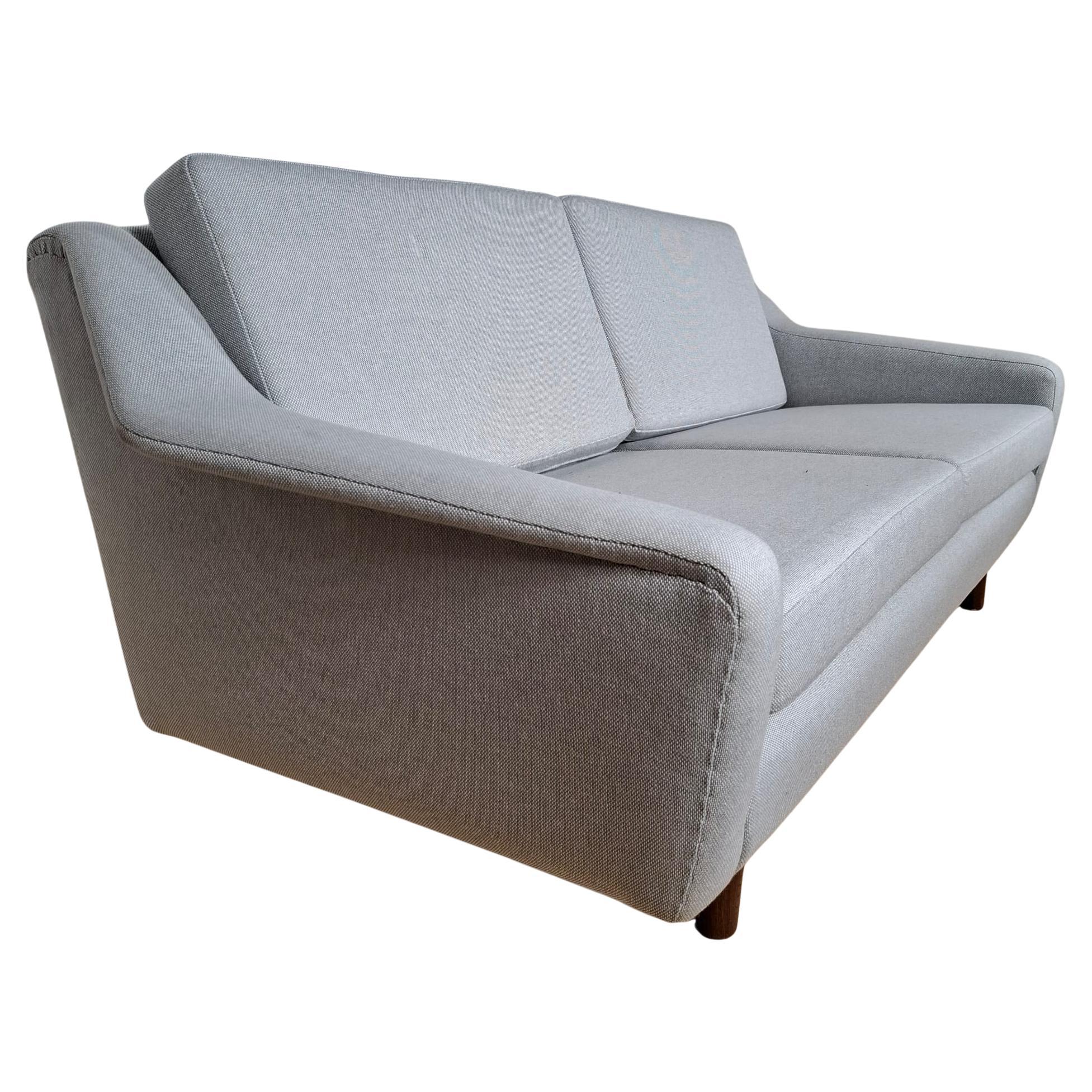 Divano Vintage Due Posti Rivestito in Tessuto Kvadrat – Design Mid-Century Moder