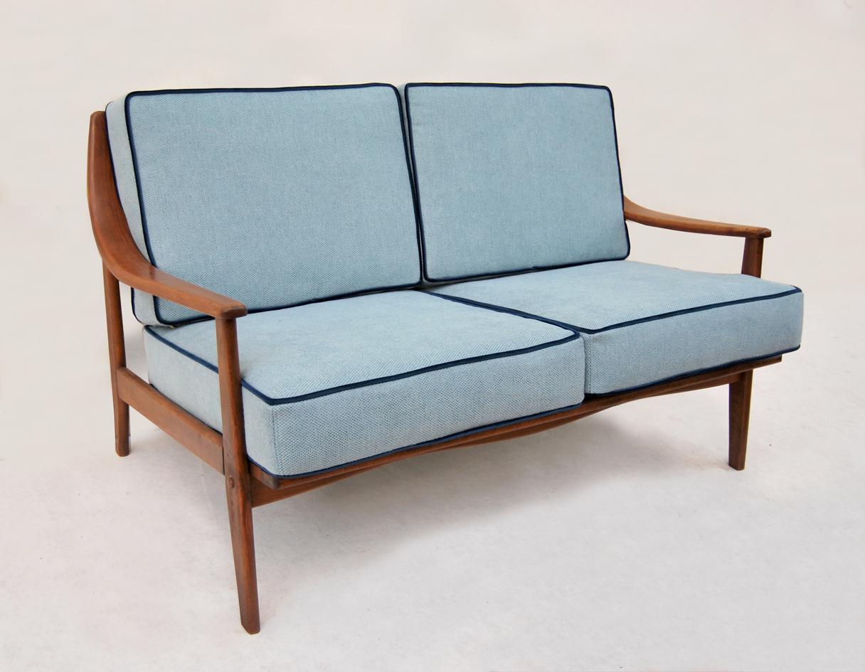 Bel divano vintage scandinavo risalente al 1960. 
Oggetto straordinario, dal tipico design scandinavo, ha la struttura in legno di faggio
massello curvato di colore marrone.  Il divano è stato restaurato nella struttura e portato a nuova vita, con