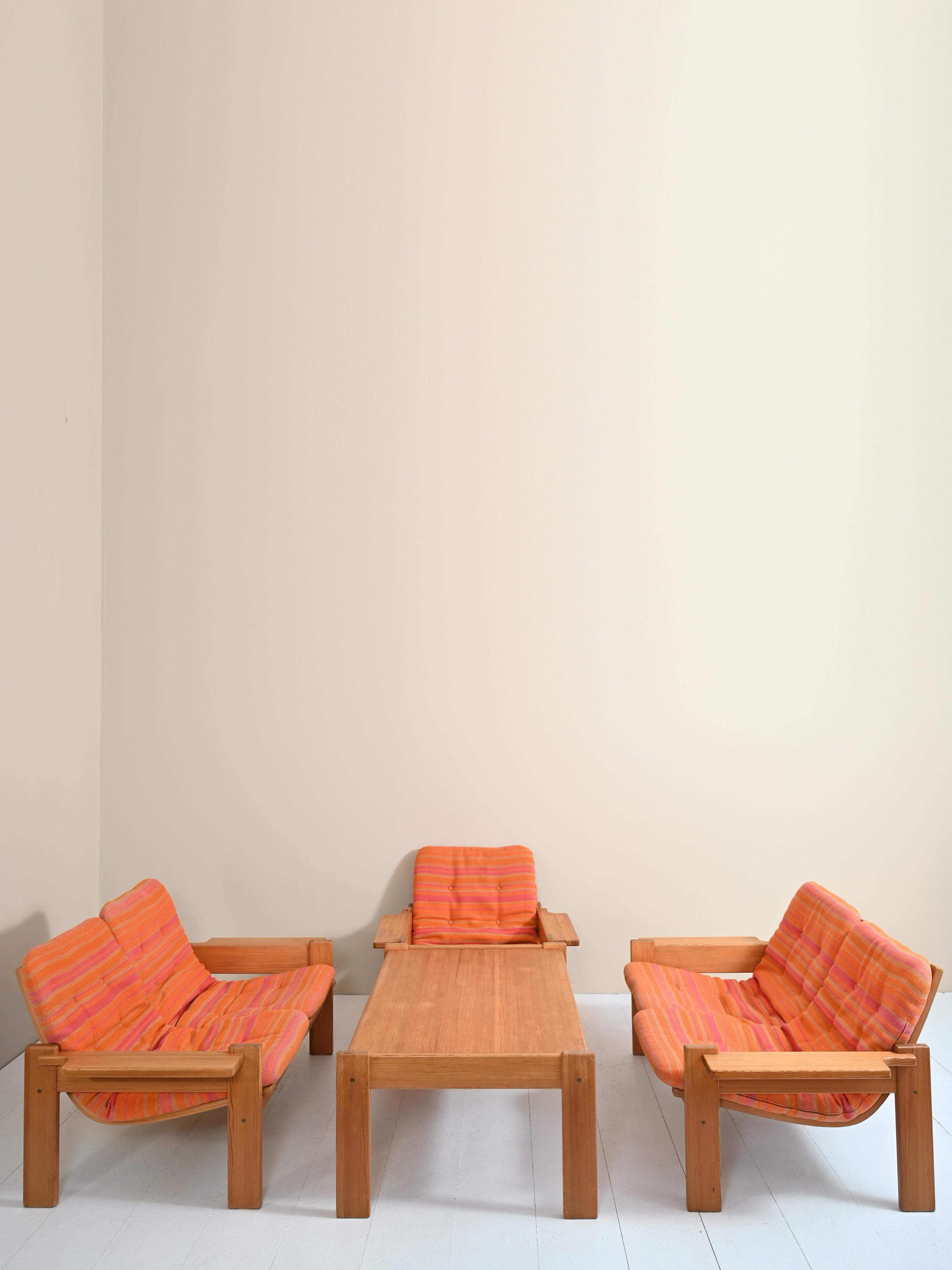 Two-seater sofa by Yngve Ekström for Swedese, with pine frame and original orange and pink striped cushions.

This 1970s Swedish sofa, designed by Yngve Ekström for Swedese, combines essential lines and natural materials. The solid pine wood frame