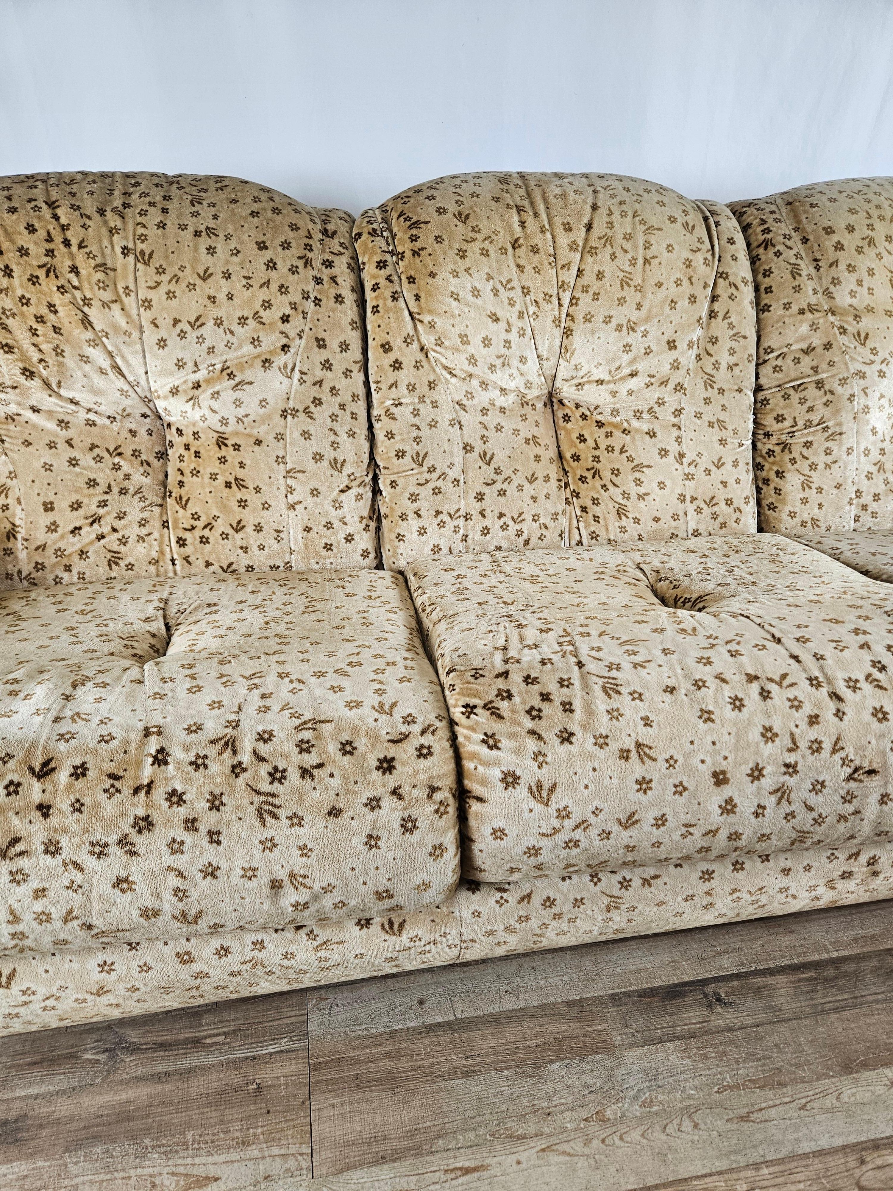 Vintage 1970s three-seater upholstered sofa  For Sale 7