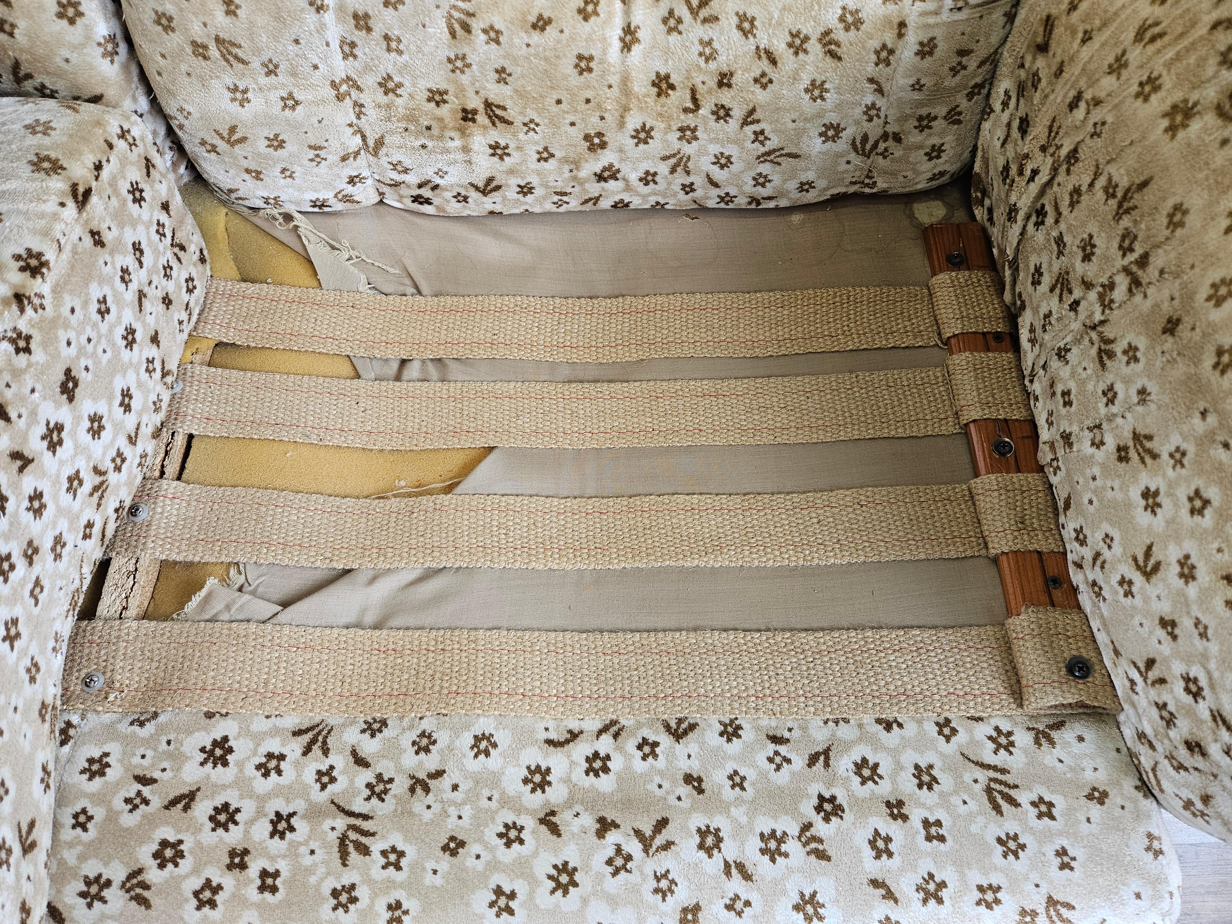 Vintage 1970s three-seater upholstered sofa 10