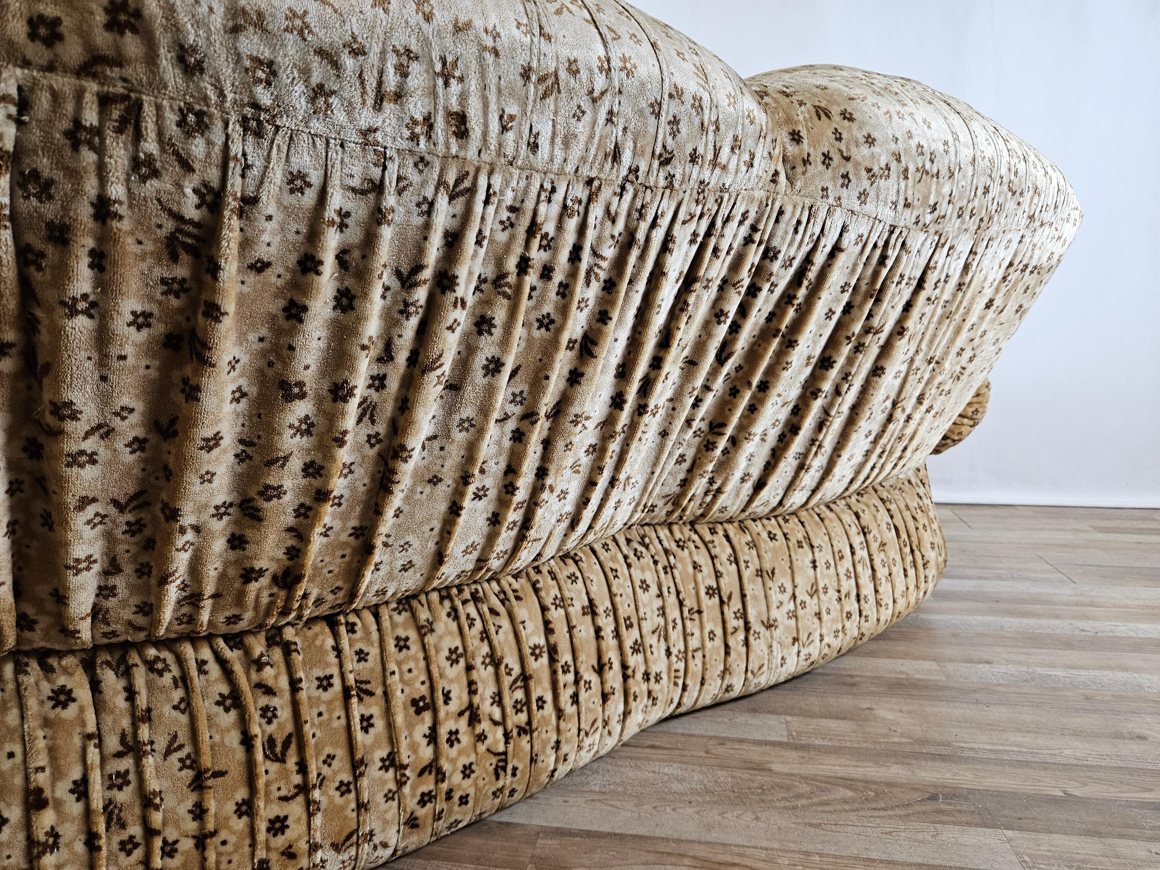 Vintage 1970s three-seater upholstered sofa 12