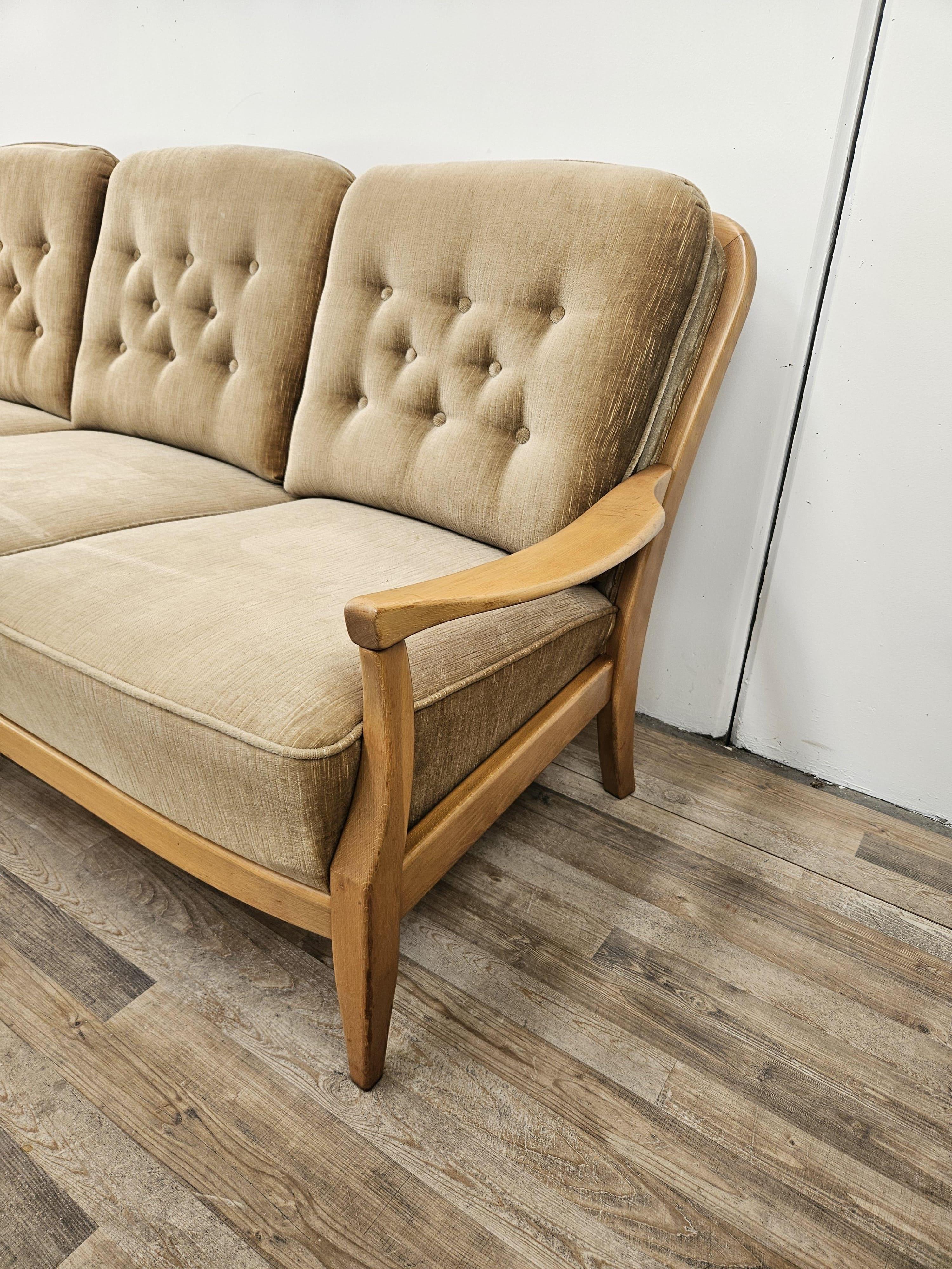 Vintage 1970s sofa made of beech wood and cushions upholstered in matching fabric.

Very elegant and streamlined, with a modern design and compact proportions that make it placeable in living rooms, entryways or waiting rooms.

Normal signs of wear