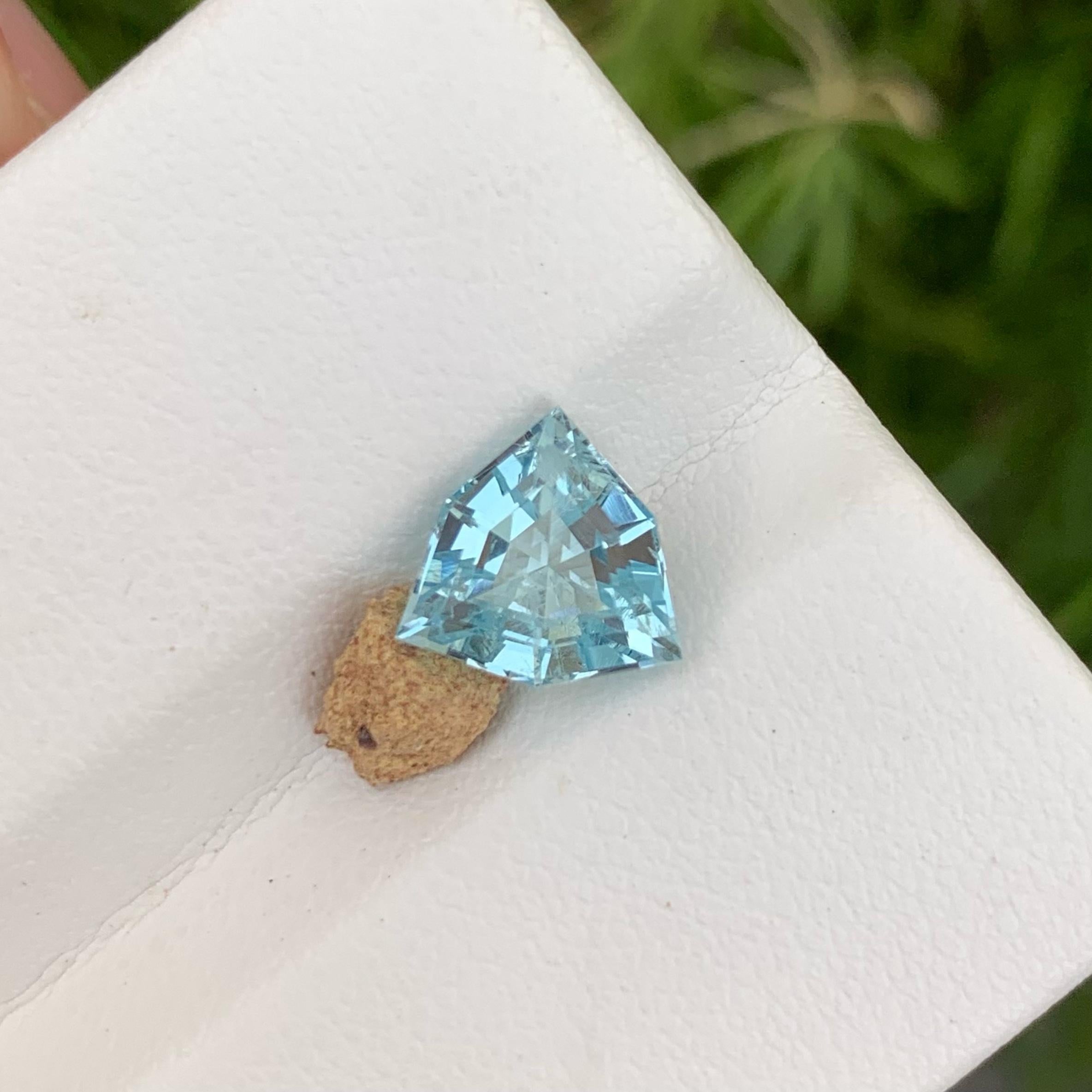 Weight 2.10 carats 
Dimensions 9x9x5.6mm
Treatment none 
Origin Pakistan 
Clarity Very small inclusions (VVS)
Shape Triangular 
Cut Trilliant

Introducing the mesmerizing Sea Blue Natural Aquamarine: a true embodiment of elegance and tranquility.