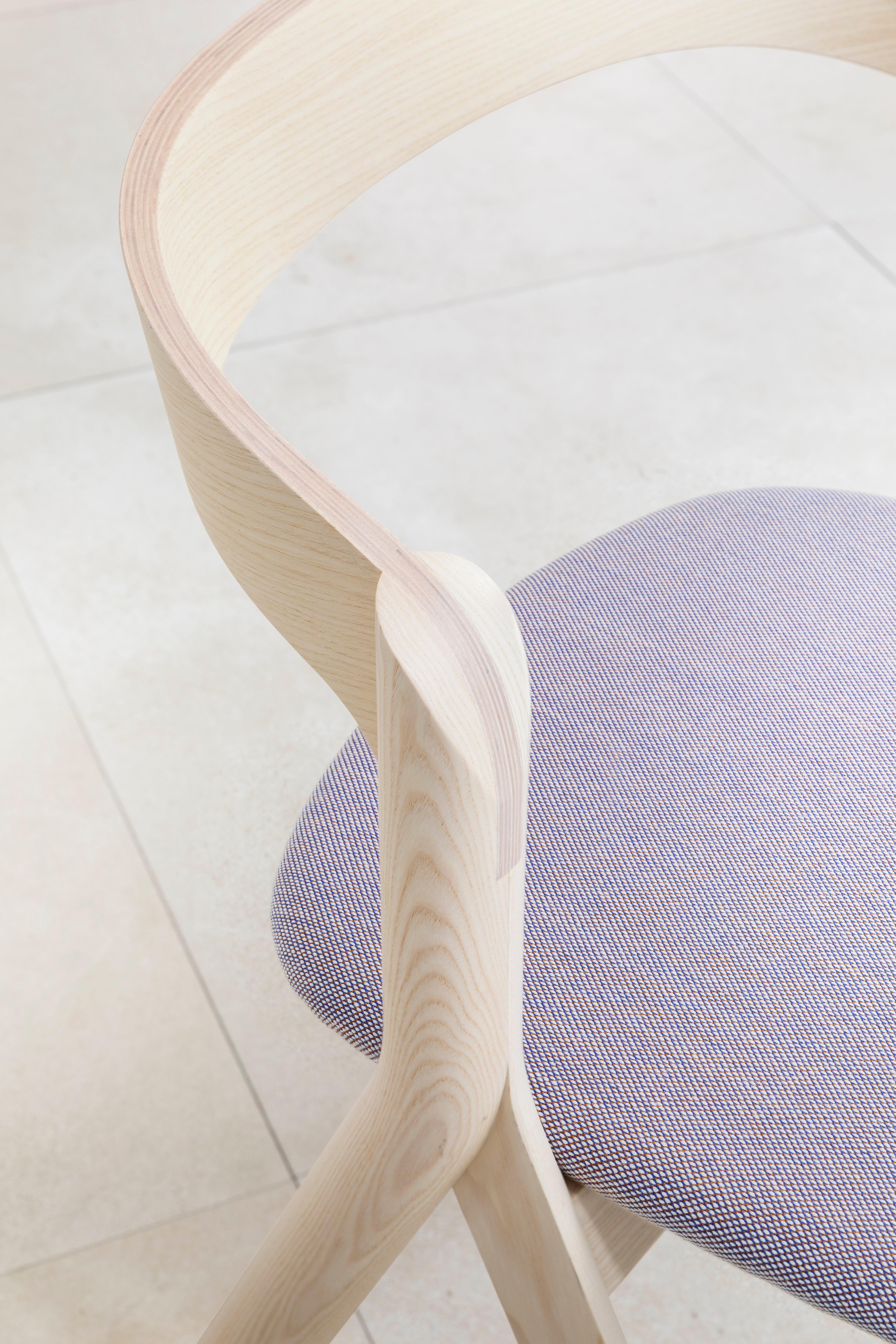 Coton Chaise Diverge en structure de bois:: coussin Dove Gray:: par Skrivo Design en vente