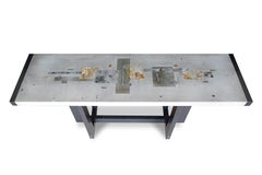 Mesa consola "Tierras divididas" de zinc grabado del artista Florian Roeper