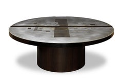 Mesa redonda "Tierras divididas" de zinc grabado del artista Florian Roeper