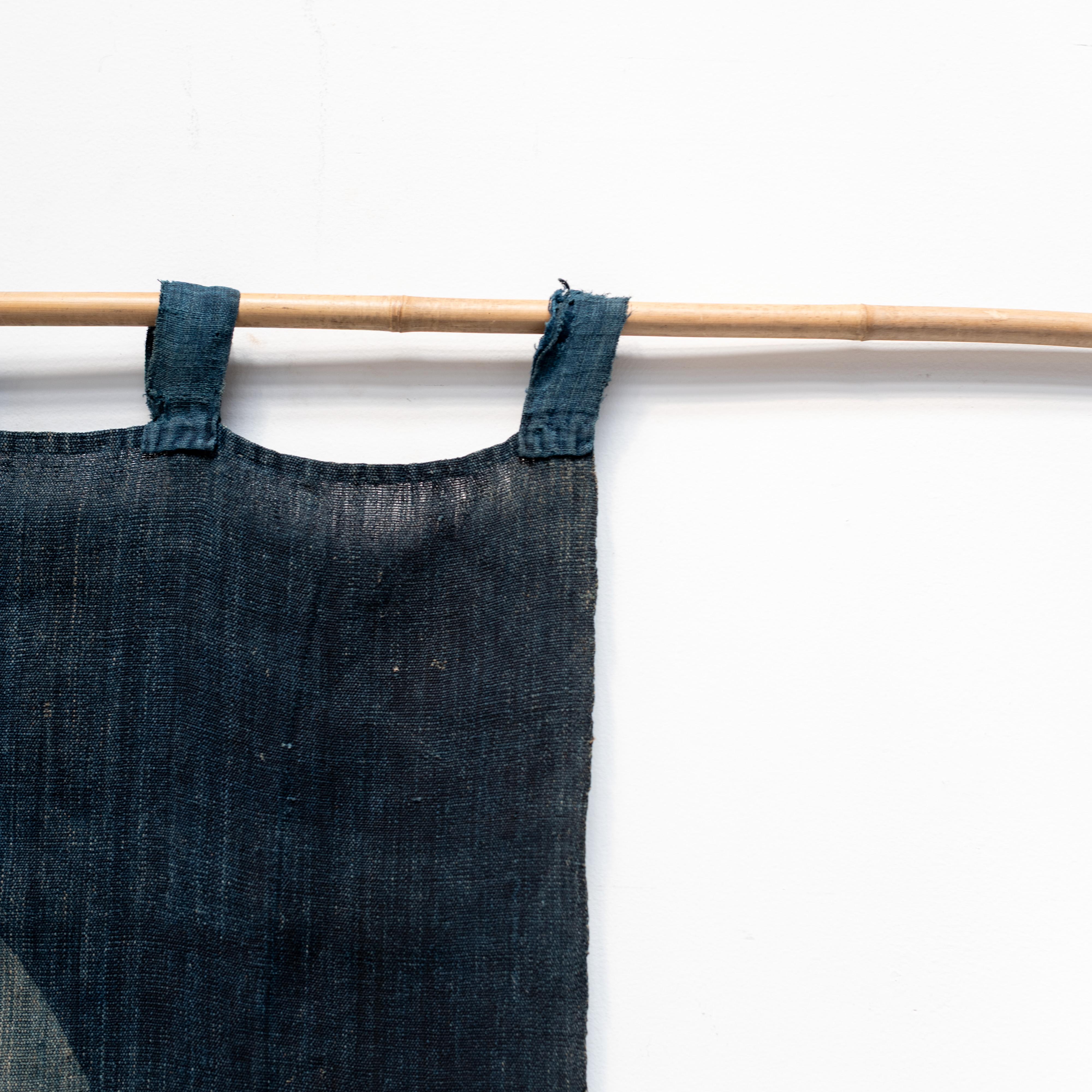 Diviseur, Noren teint par Tsutsugaki Aigaeshi avec écusson familial, Japon, XIXe siècle en vente 5