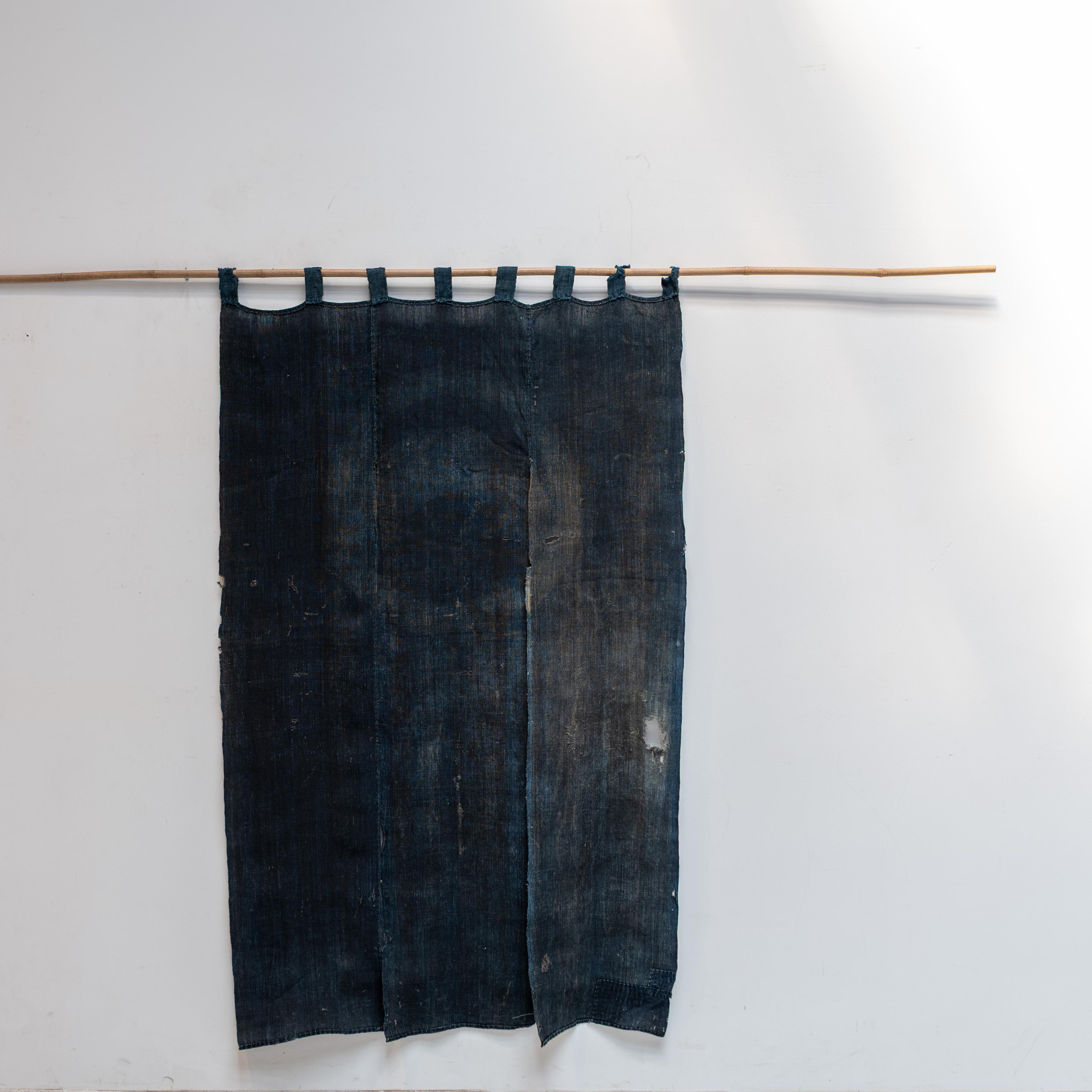 Diviseur, Noren teint par Tsutsugaki Aigaeshi avec écusson familial, Japon, XIXe siècle en vente 9