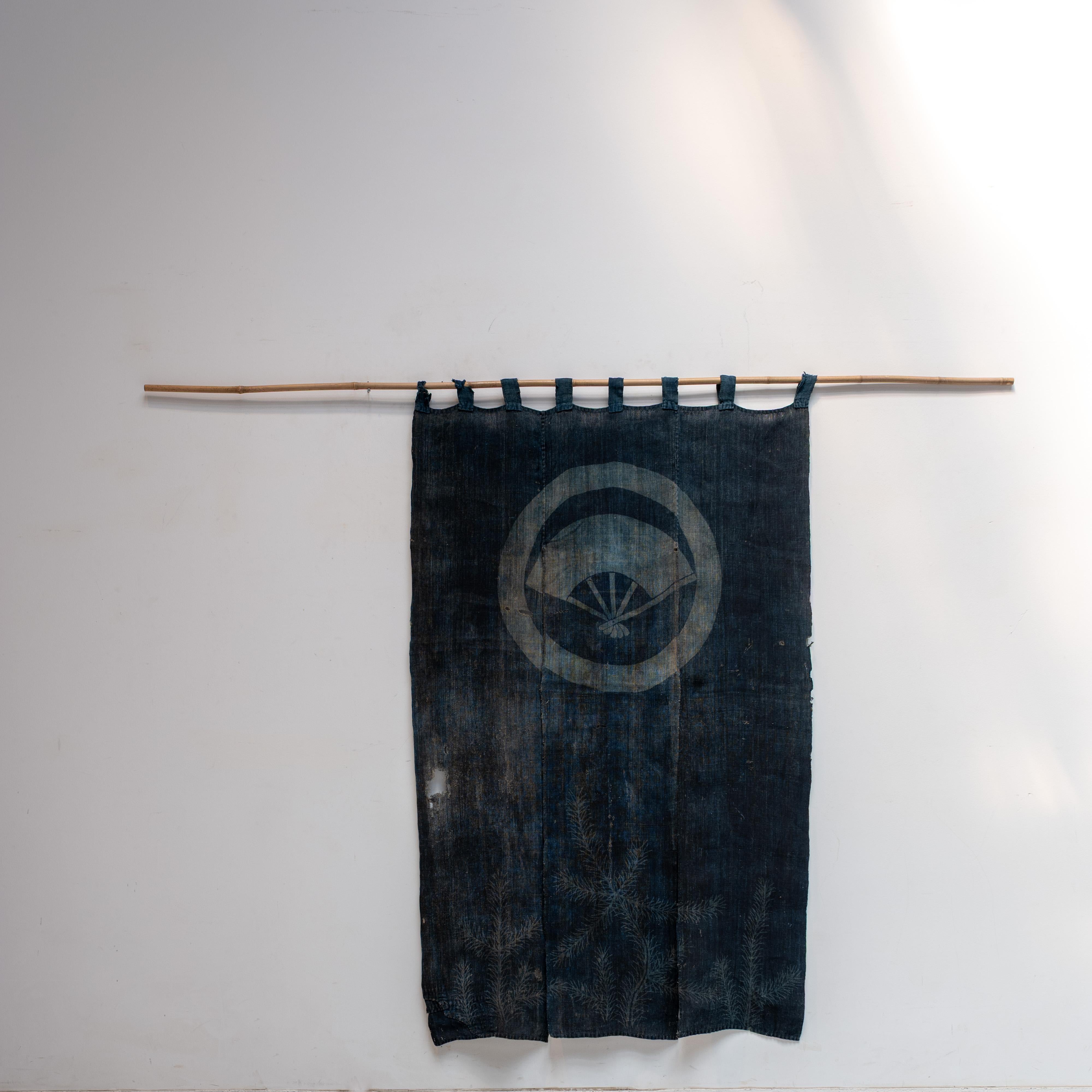 Il s'agit d'un noren (séparateur de tissu) japonais traditionnel de la fin de la période Edo, créé dans la préfecture de Yamagata au XIXe siècle. Fabriqué à partir de chanvre filé et tissé à la main, il présente la technique élaborée de teinture