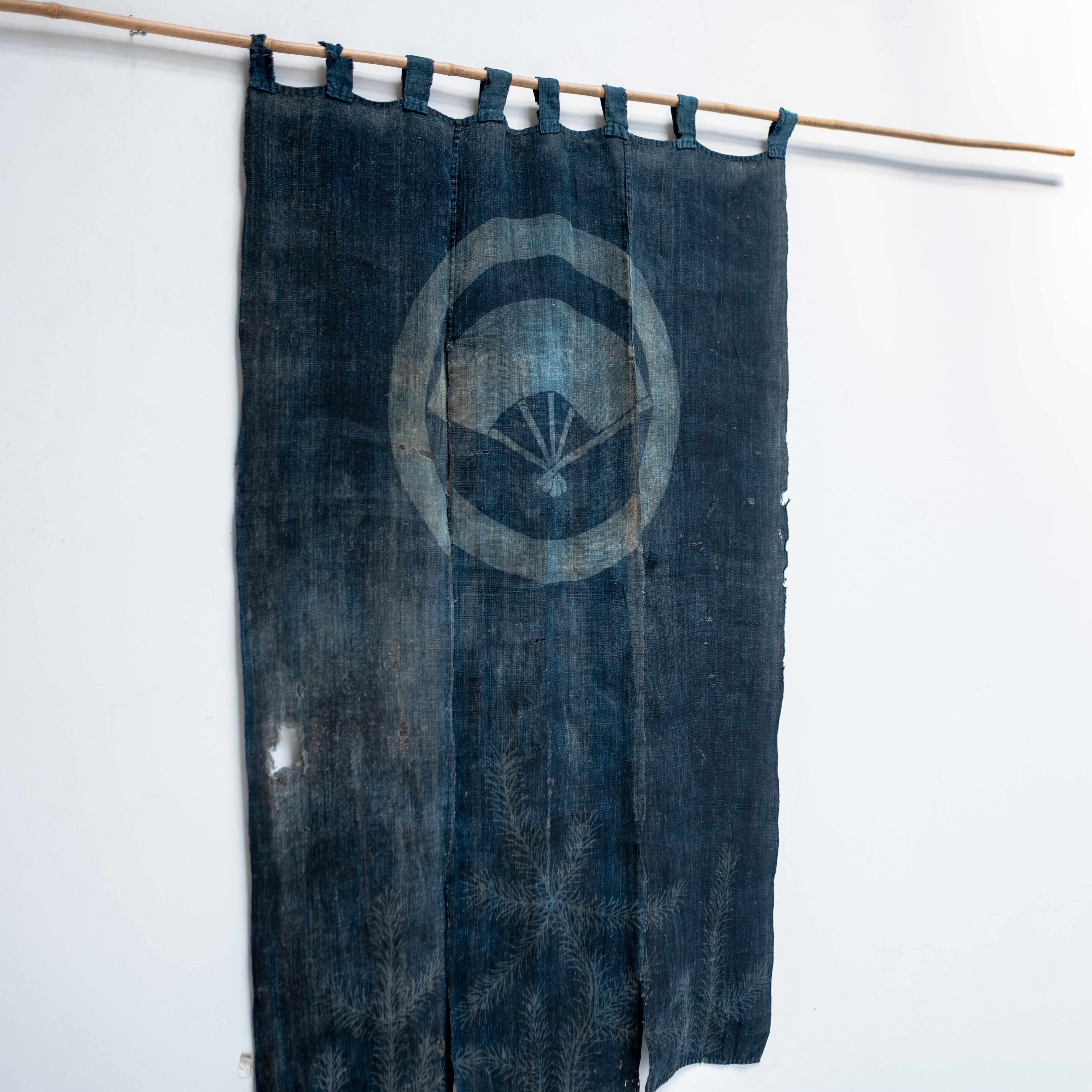 Japonais Diviseur, Noren teint par Tsutsugaki Aigaeshi avec écusson familial, Japon, XIXe siècle en vente