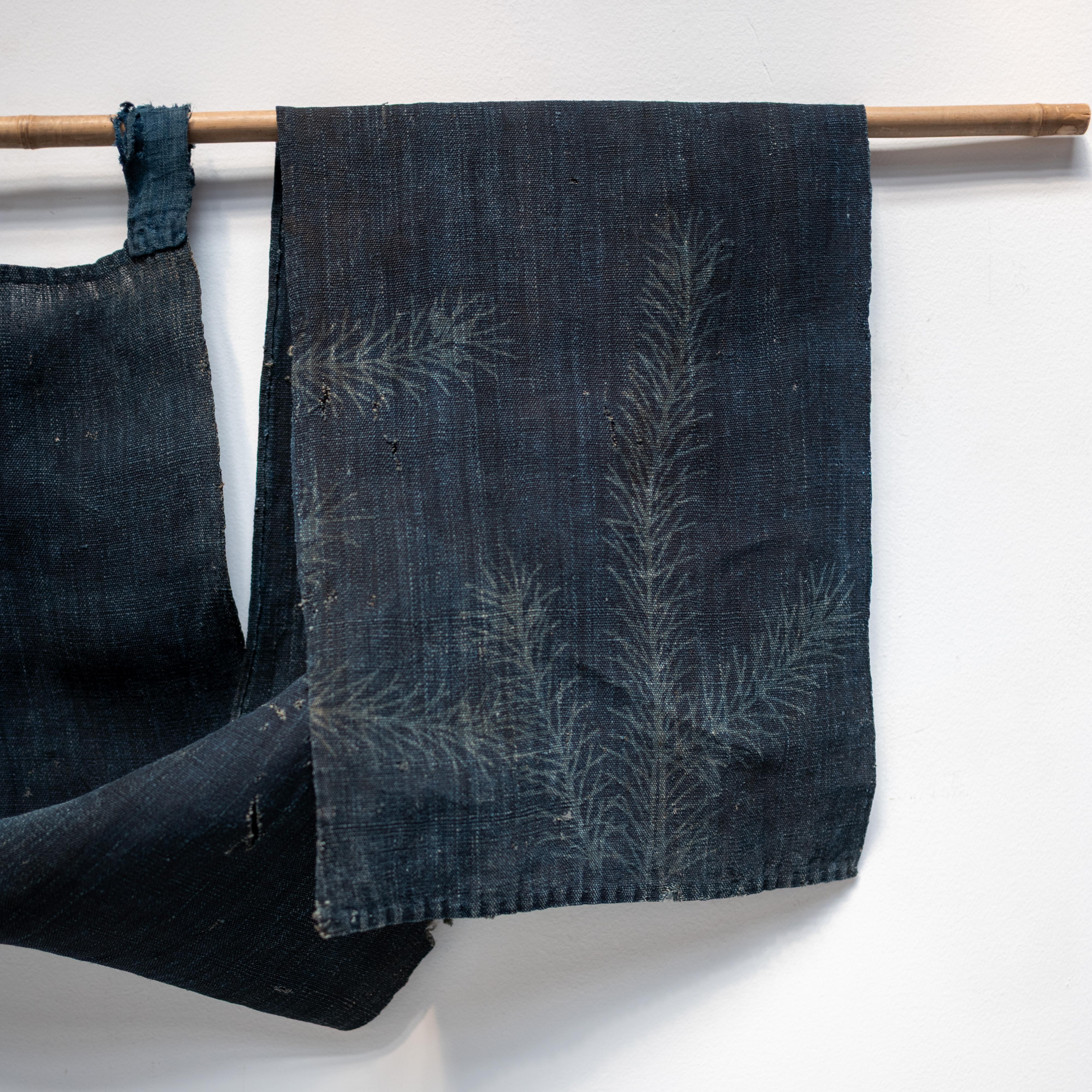 Tissu Diviseur, Noren teint par Tsutsugaki Aigaeshi avec écusson familial, Japon, XIXe siècle en vente