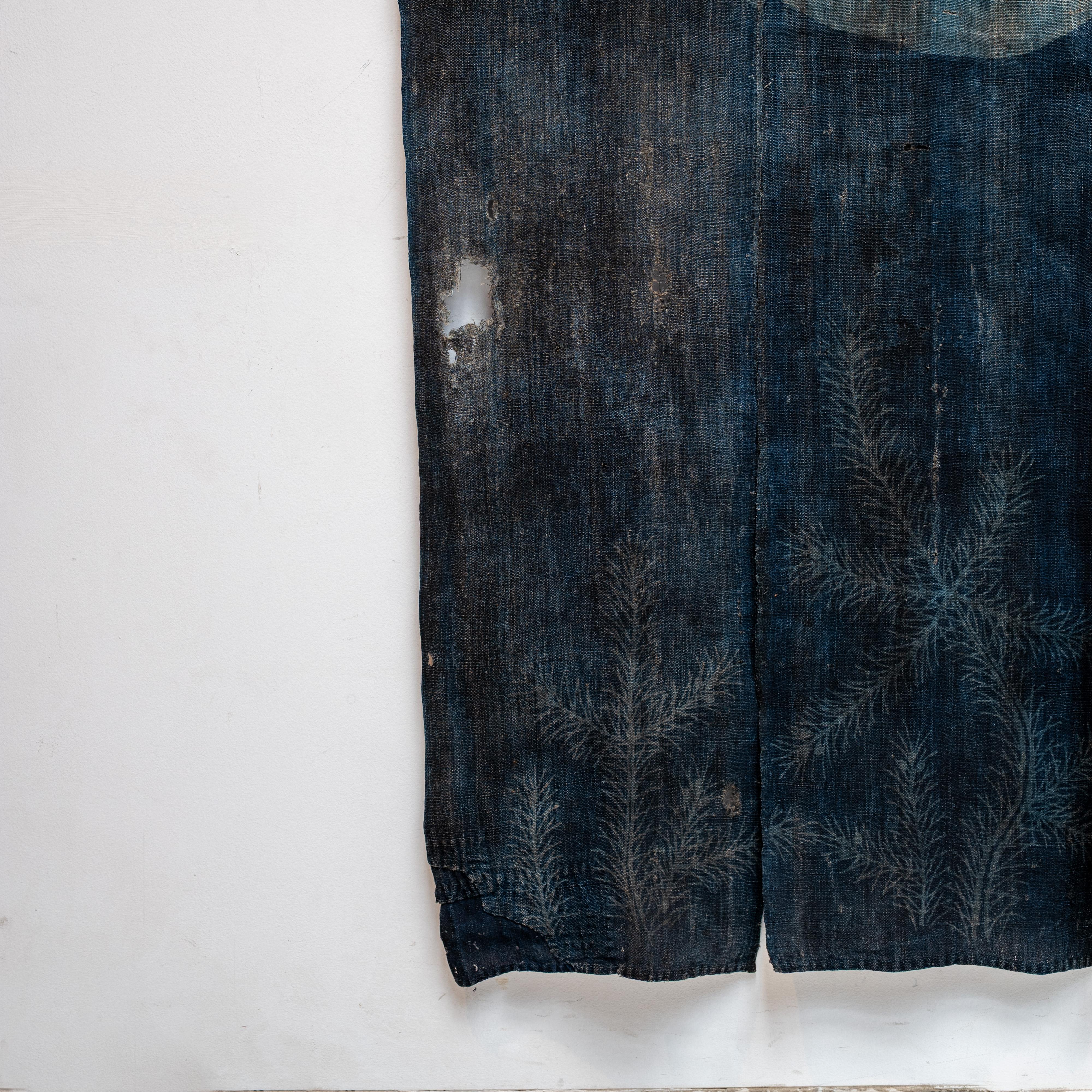 Diviseur, Noren teint par Tsutsugaki Aigaeshi avec écusson familial, Japon, XIXe siècle en vente 1