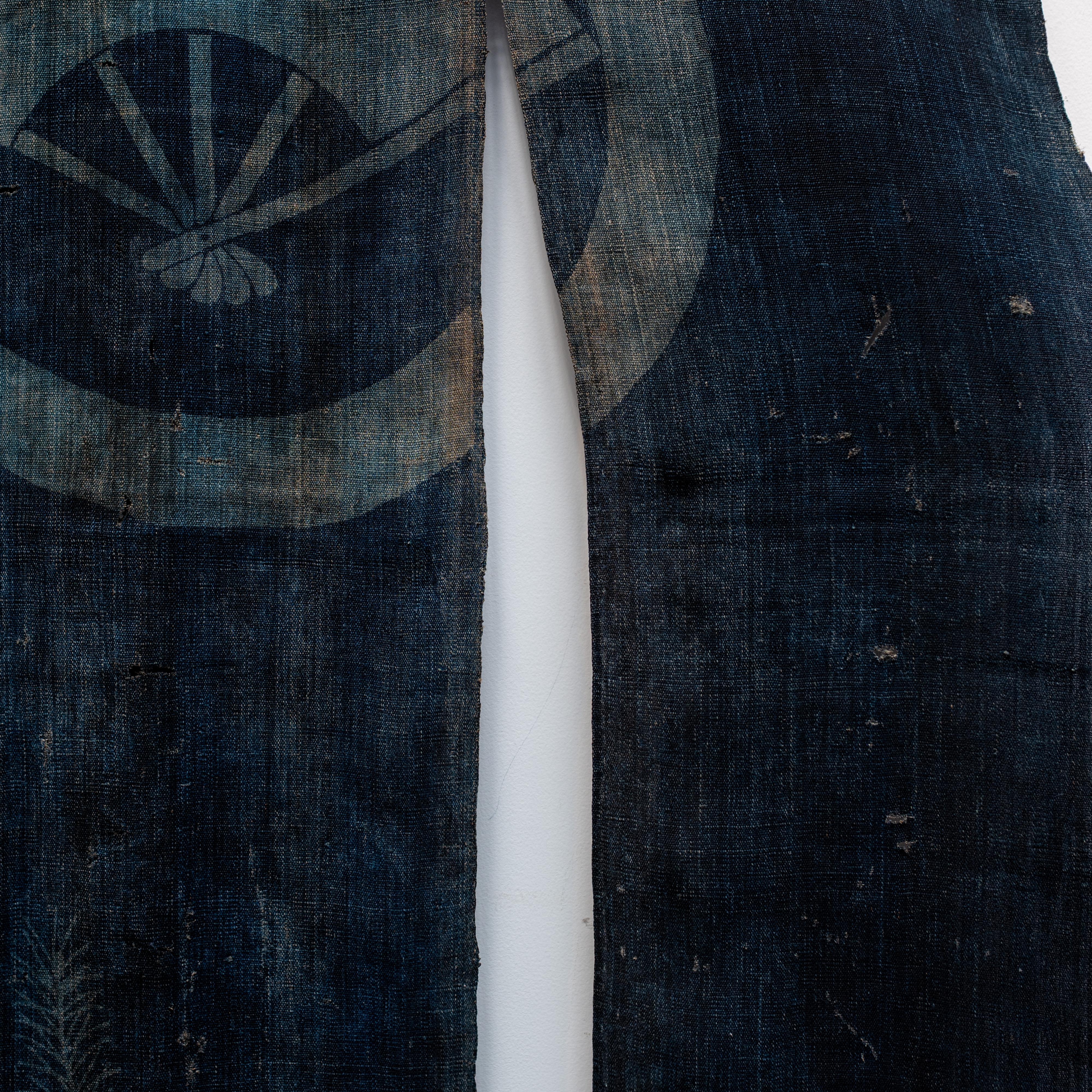 Diviseur, Noren teint par Tsutsugaki Aigaeshi avec écusson familial, Japon, XIXe siècle en vente 2