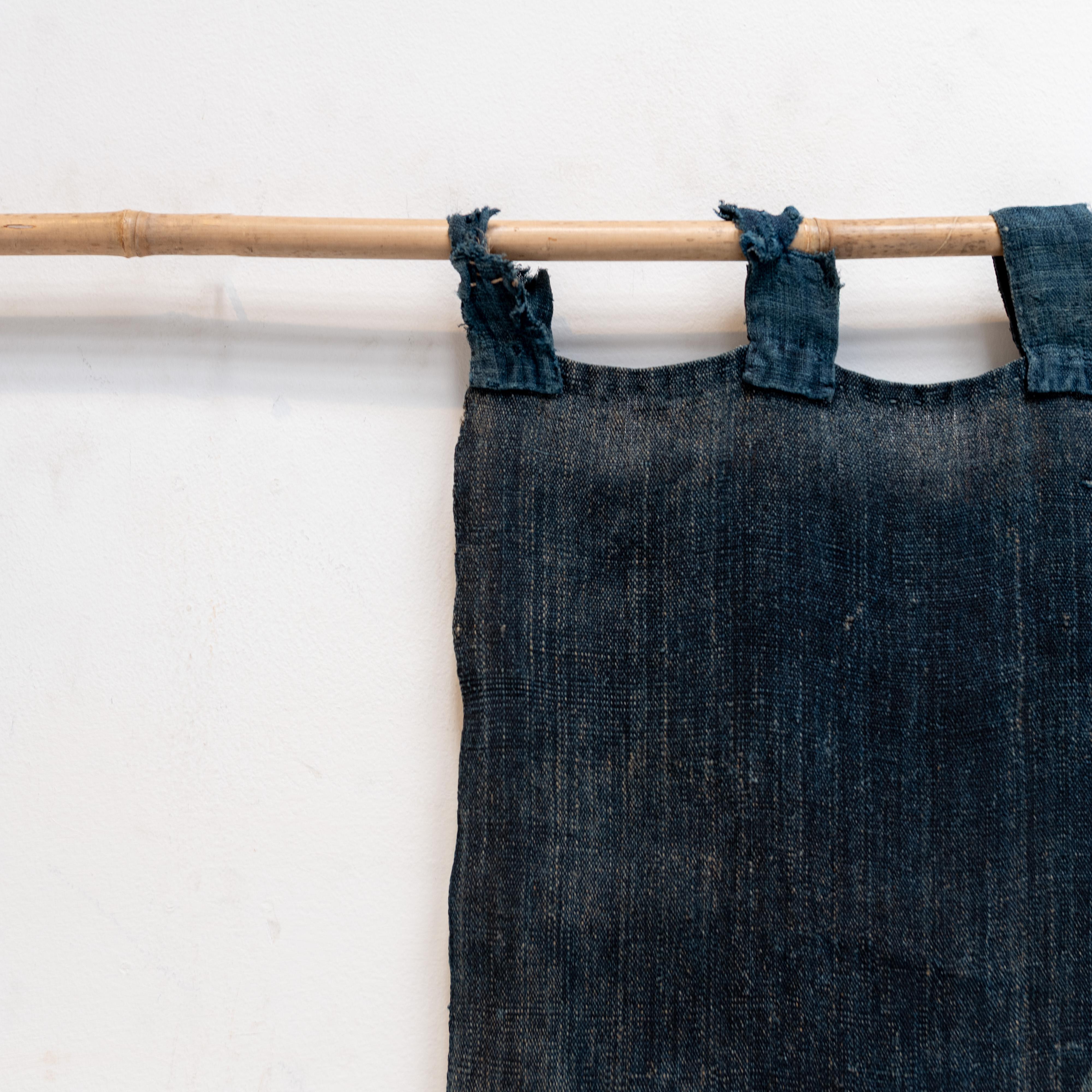 Diviseur, Noren teint par Tsutsugaki Aigaeshi avec écusson familial, Japon, XIXe siècle en vente 4