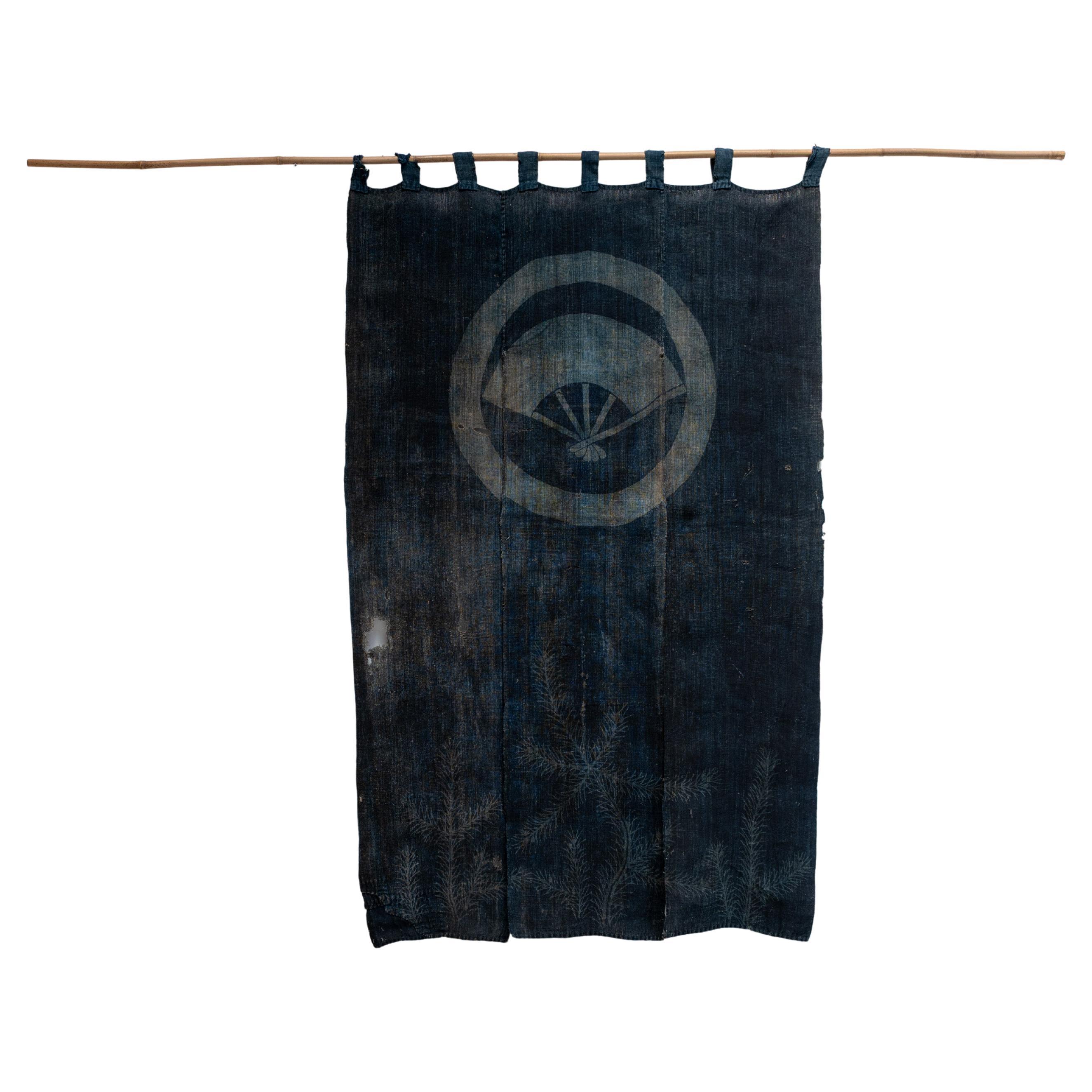 Diviseur, Noren teint par Tsutsugaki Aigaeshi avec écusson familial, Japon, XIXe siècle en vente