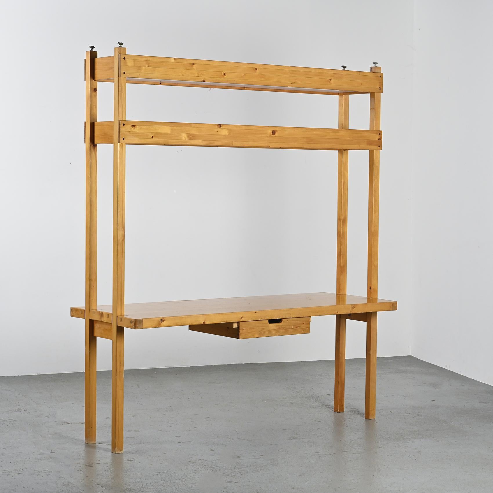 We love this piece entirely made of solid pine, designed by Bernard Taillefer for Les Arcs in the 1970s. aillefer, a skilled cabinetmaker, was chosen by Charlotte Perriand to collaborate on the project, known for its focus on minimalist and