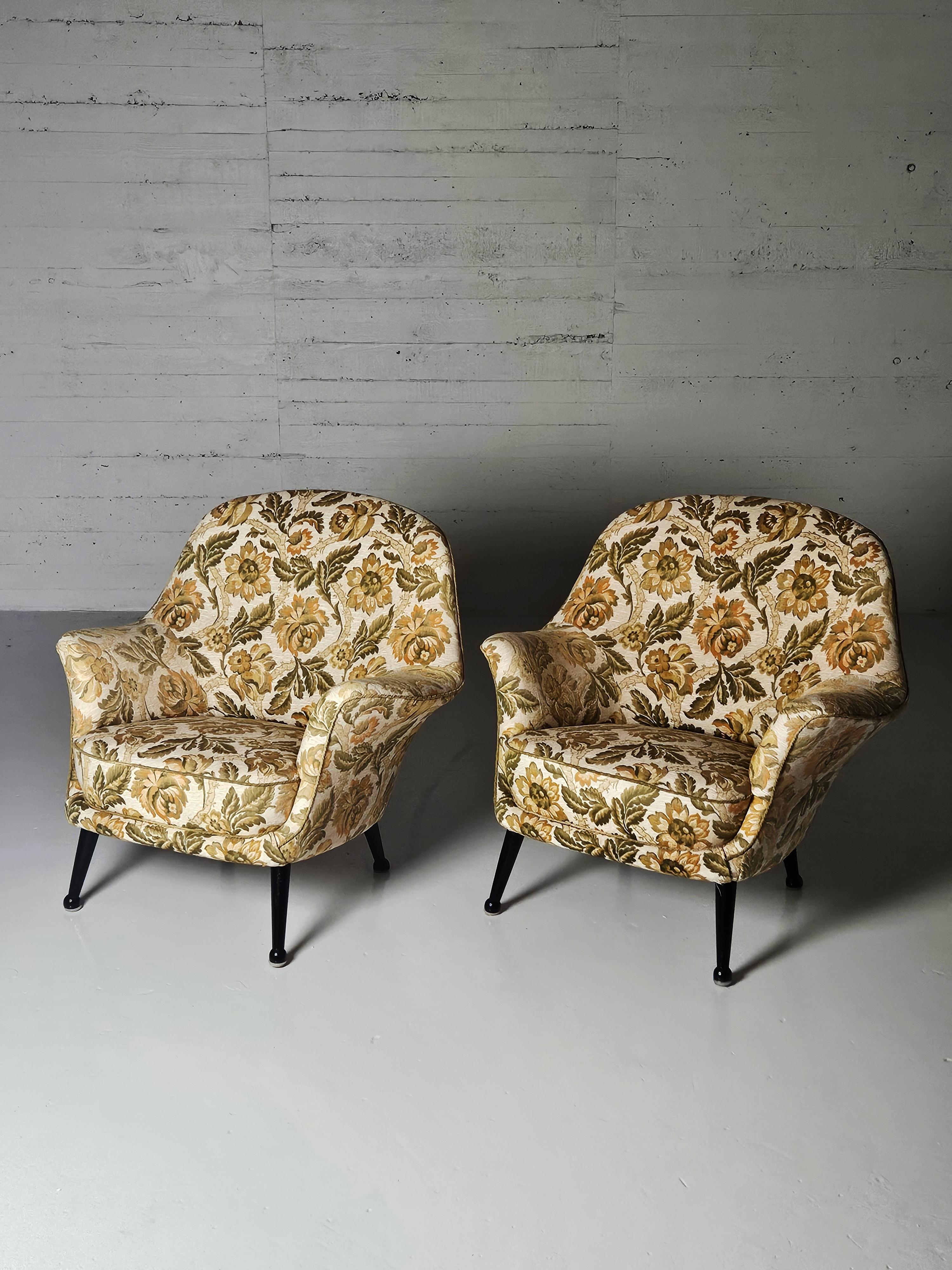 Rare fauteuil conçu par Arne Norell et produit par Westbergs Möbler AB à Tranås, Suède, à la fin des années 1950. Le modèle s'appelle 'Divina' et nous avons une superbe paire avec des pieds noirs laqués et un tissu en coton à motifs floraux. 

Les