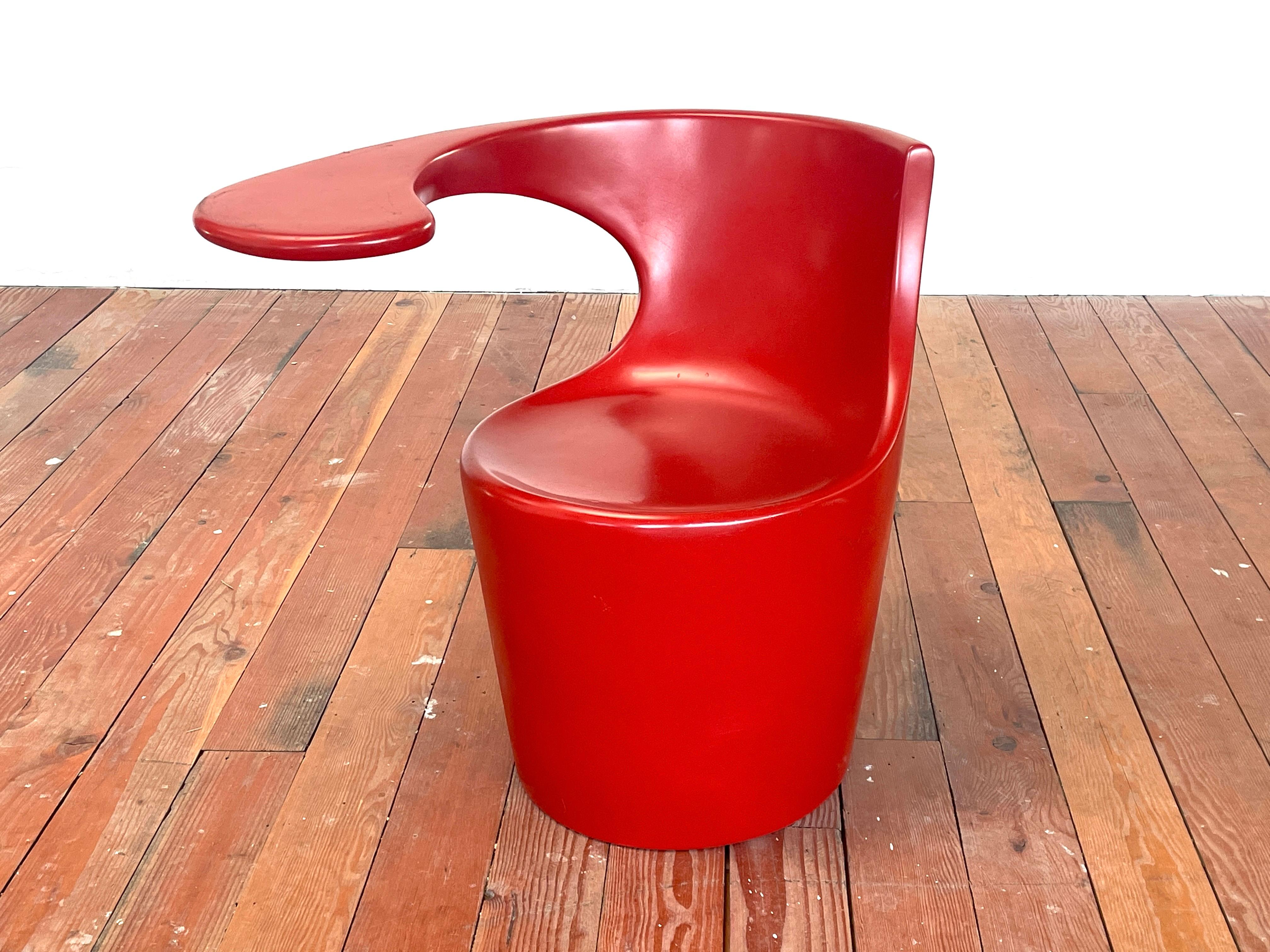 Skulpturaler Sessel Divina mit Tischplatte von J. B. für Felicerossi, Italien, Entwurf 2002 n Italien 
Original rote Farbe mit Tischplatte als Teil der ergonomischen Form. 
Hergestellt aus Polyethylen - geeignet für innen und außen



